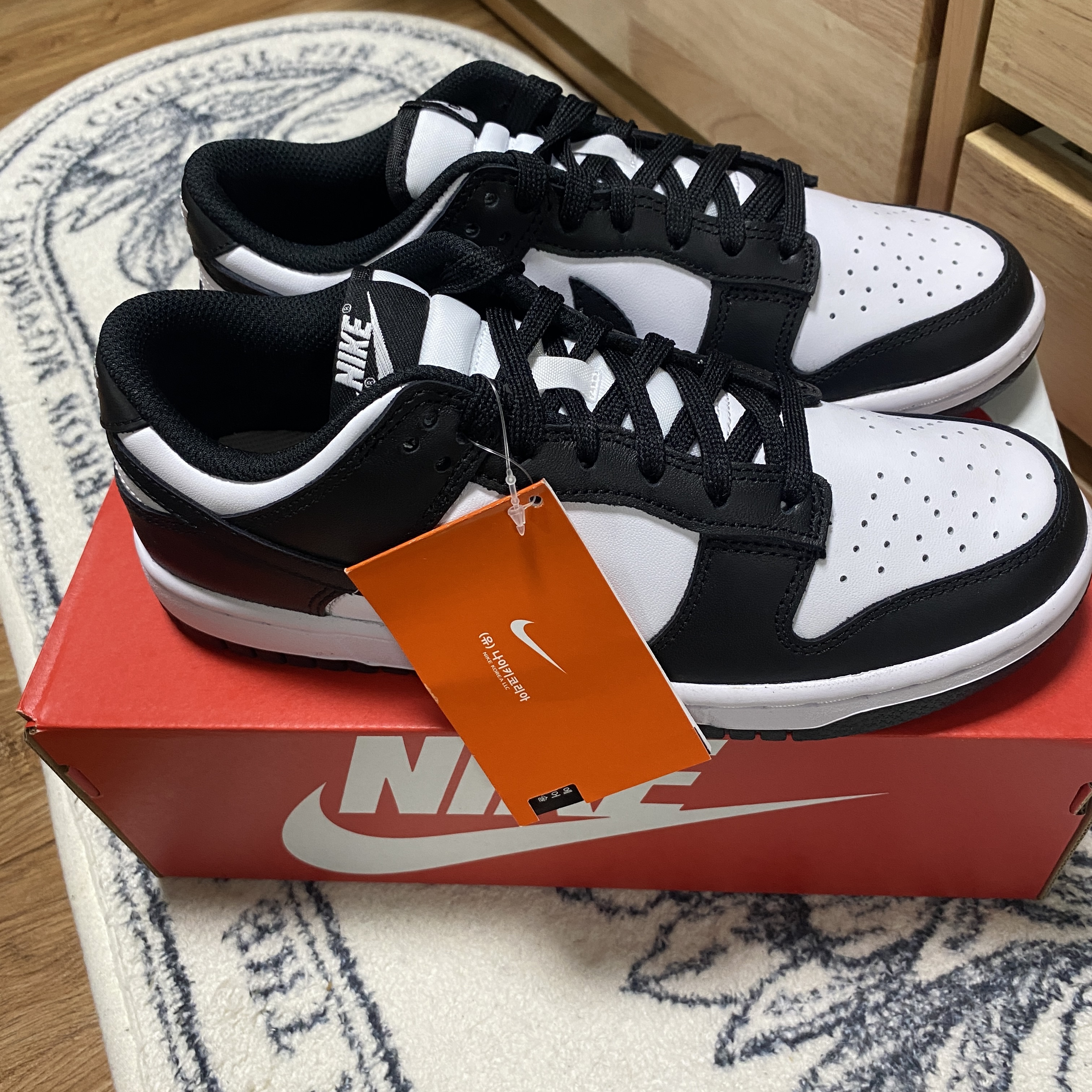 (W) Nike Dunk Low Black 착용 스타일 - 1