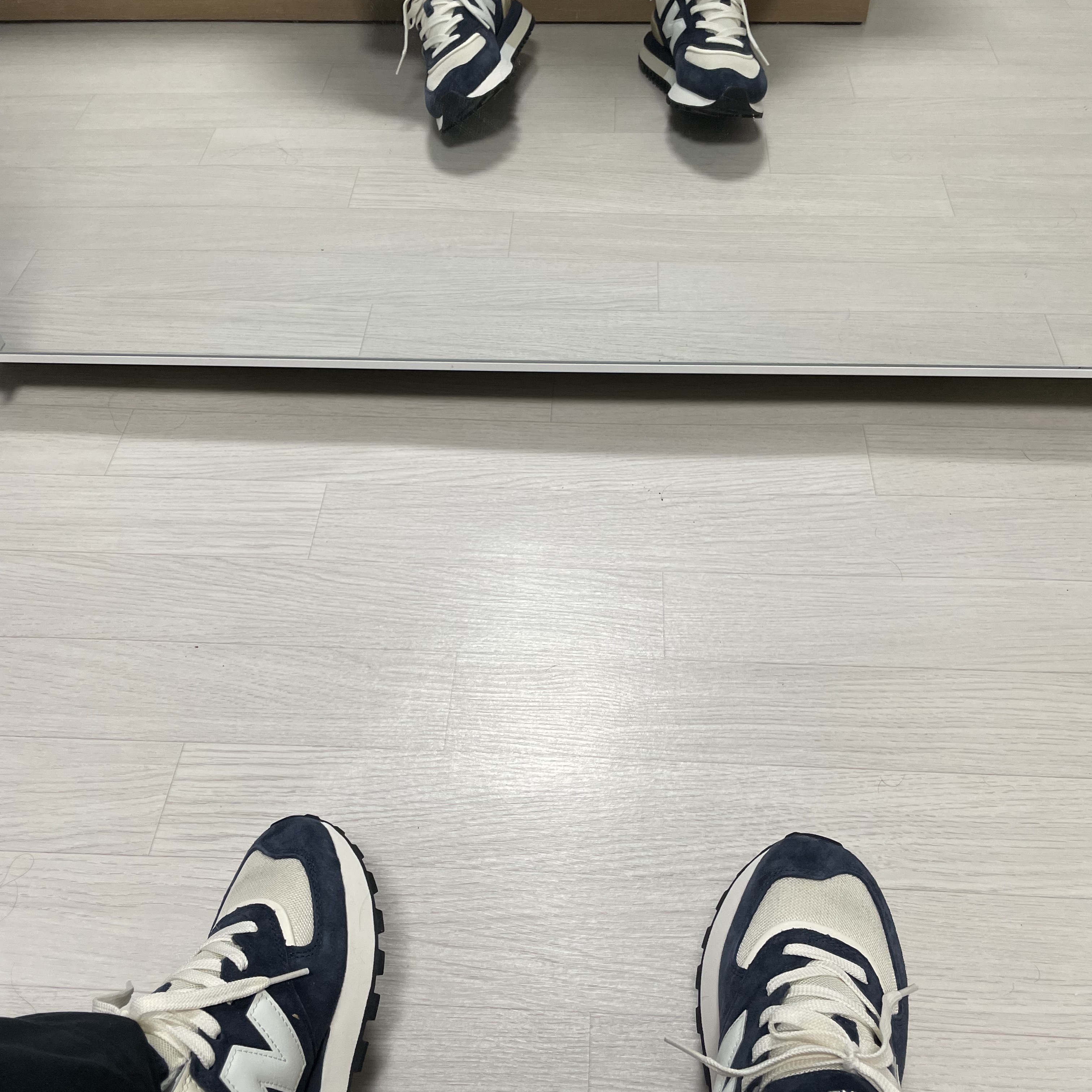 New Balance 574 Legacy Navy Blue 착용 스타일 - 1