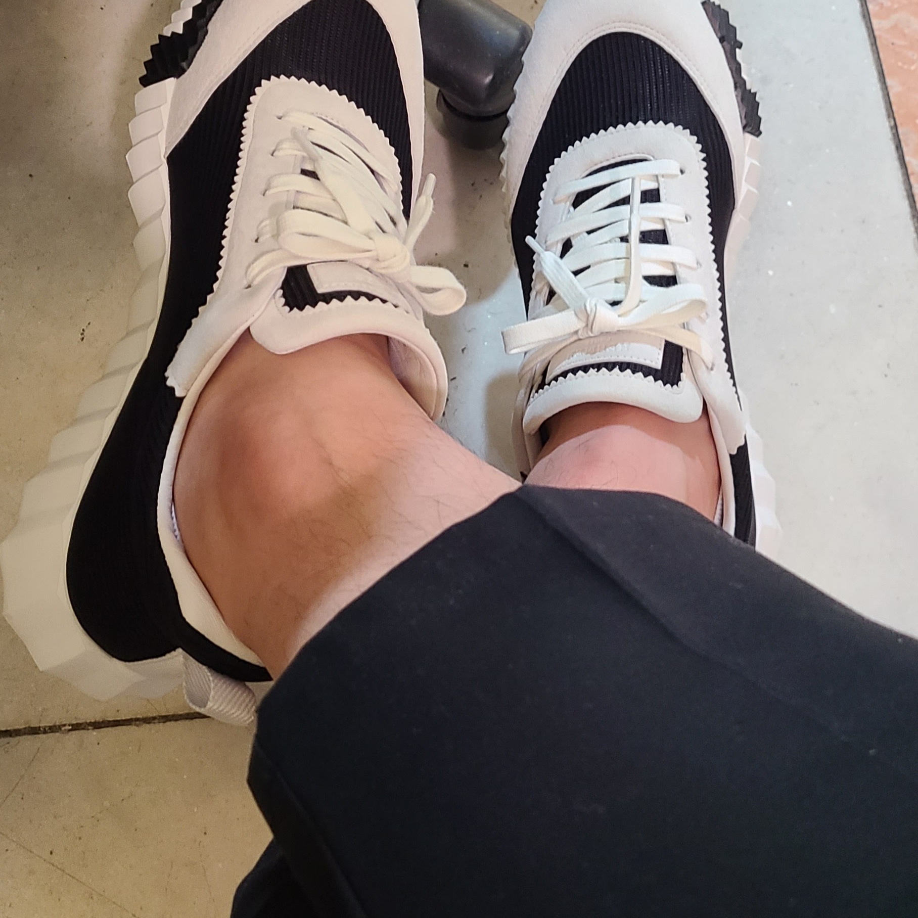 Hermes Bouncing Sneakers Mesh Suede Goatskin & Noir Blanc 착용 스타일