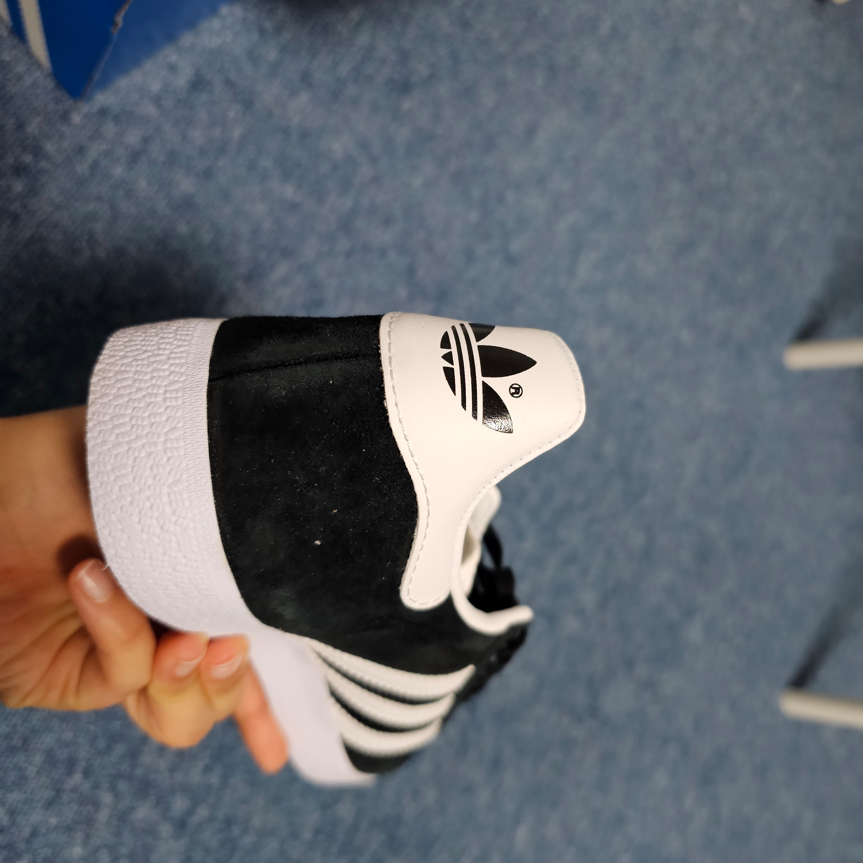 Adidas Gazelle Core Black White 착용 스타일 - 2