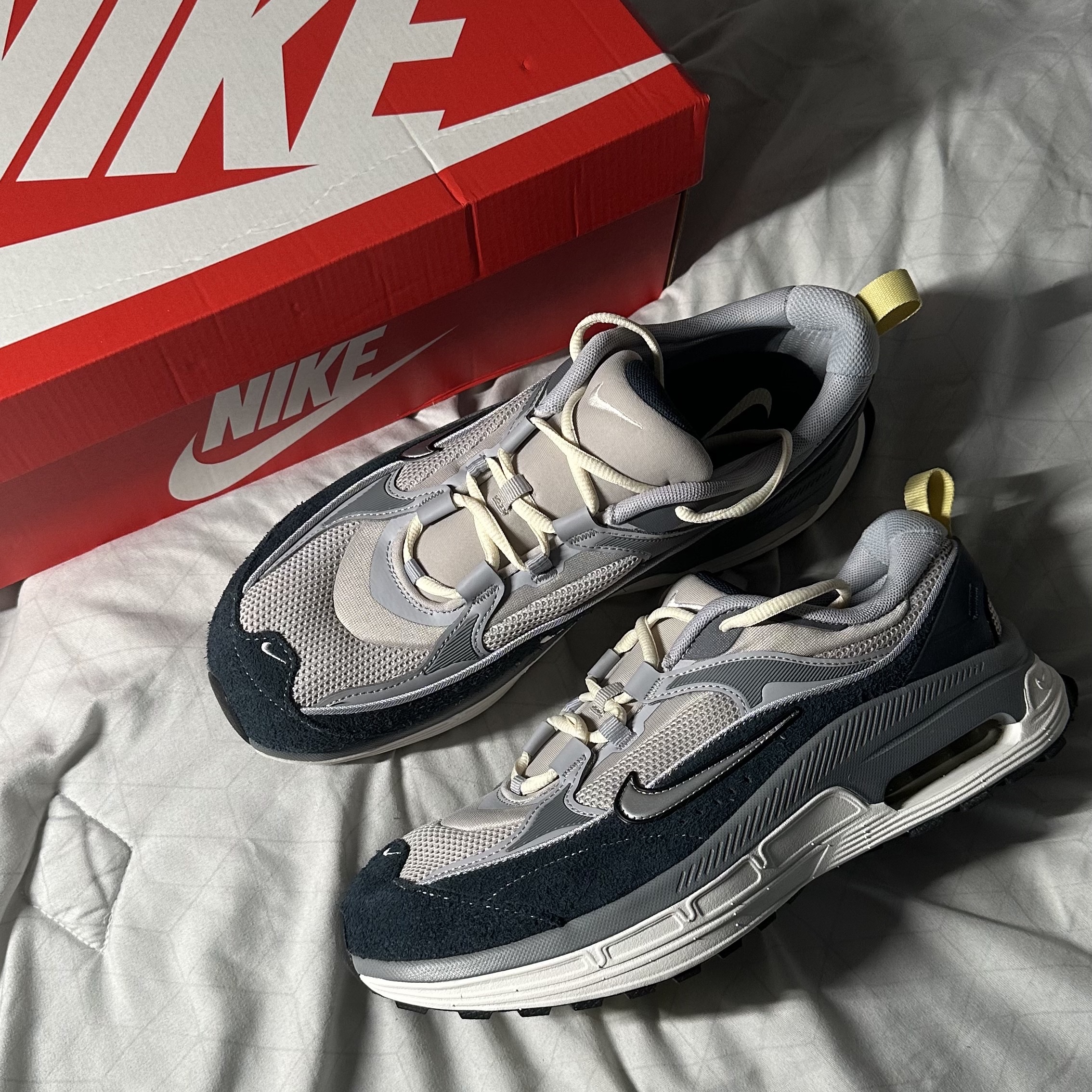 (W) Nike Air Max Bliss Light Iron Ore Armory Navy 착용 스타일