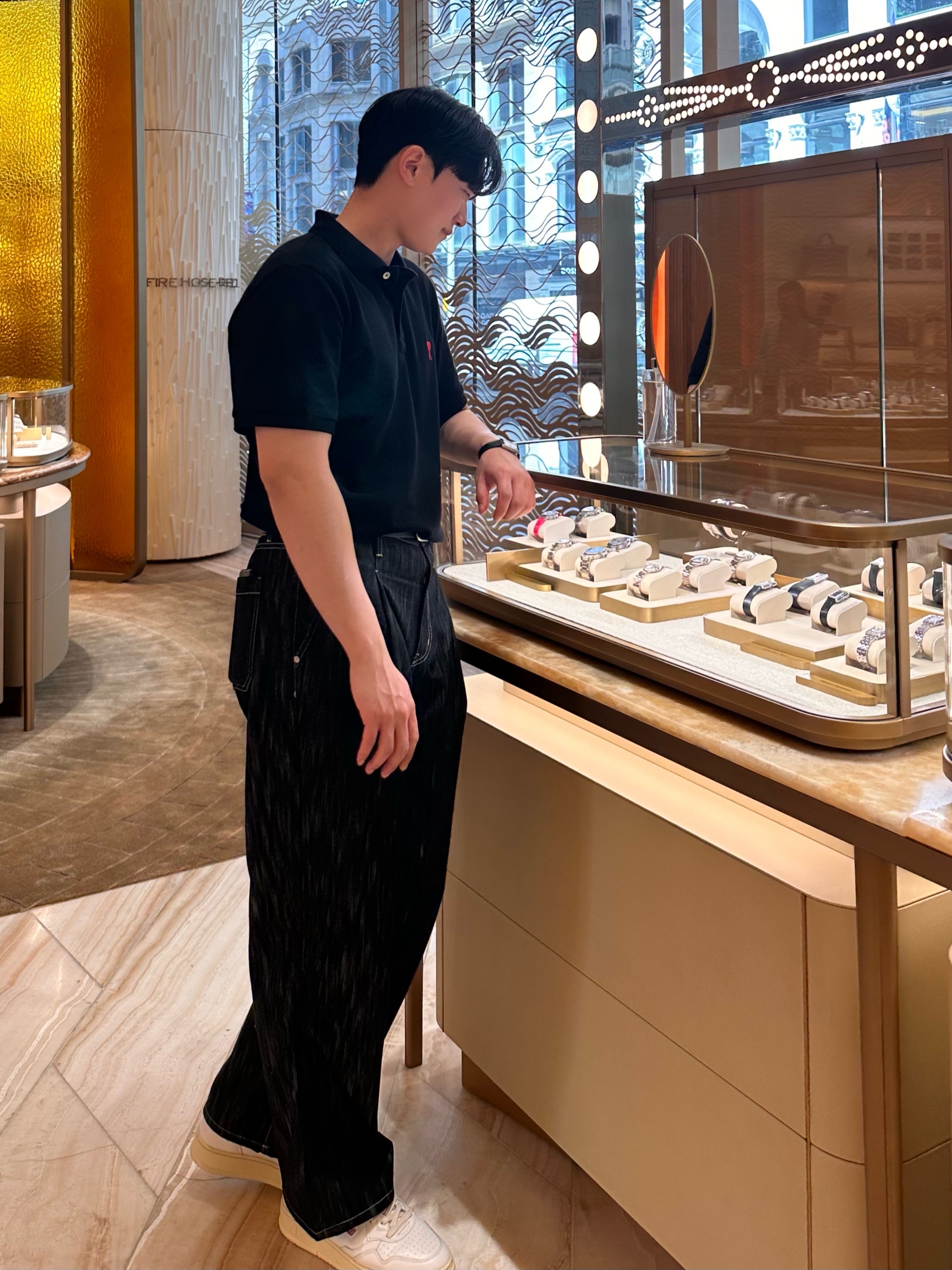 Cartier Tank Must Watch Large Quartz Steel Calfskin Black, AMI de Coeur Polo Shirt Black 착용 스타일
