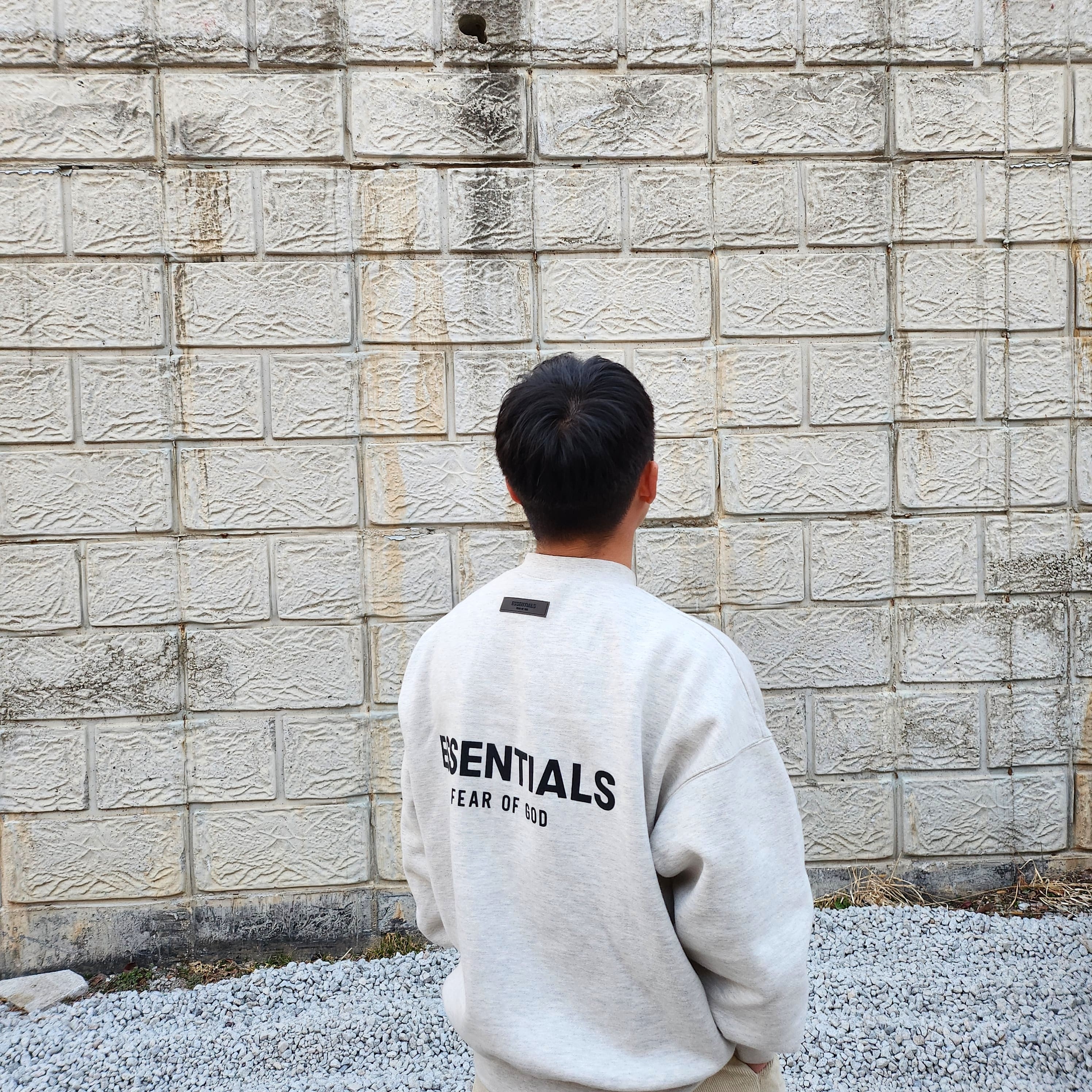 Essentials The Core Collection Crewneck Sweatshirt Light Oatmeal 착용 스타일