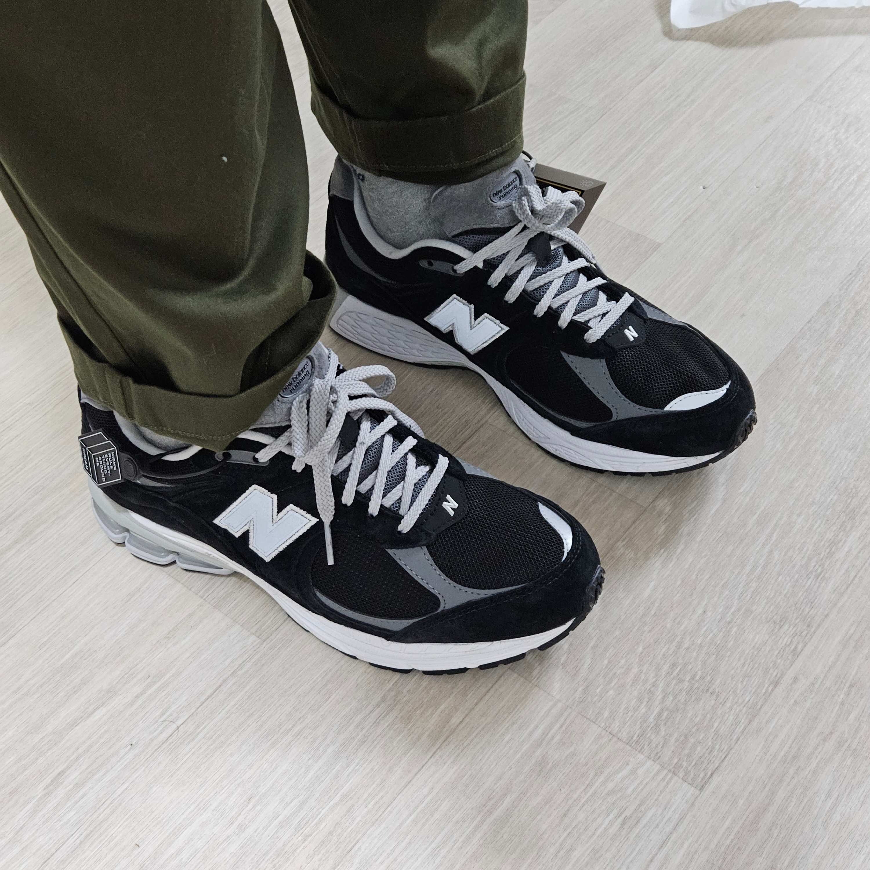New Balance 2002R Gore-Tex Black Silver Metalic 착용 스타일 - 3
