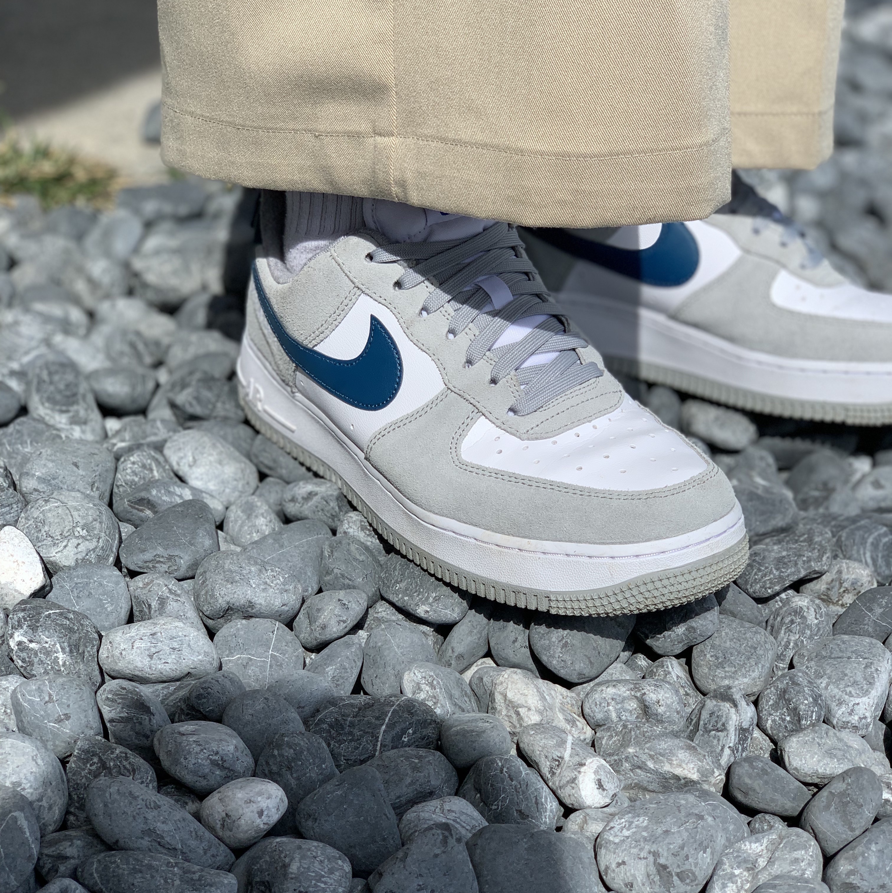 Nike Air Force 1 '07 LV8 Athletic Club Light Smoke Grey Marina 착용 스타일