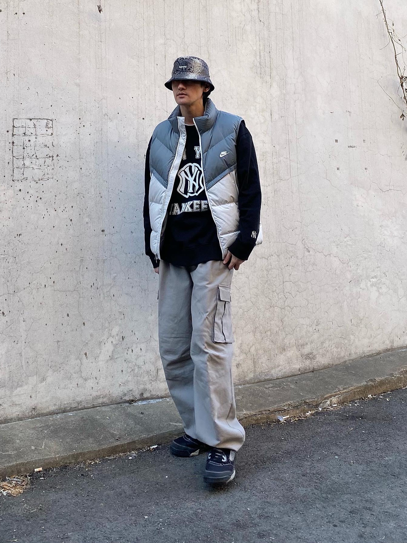 Jordan 5 Retro Anthracite, Supreme x The North Face Snakeskin Packable Reversible Crusher Black - 18SS 착용 스타일 - 2