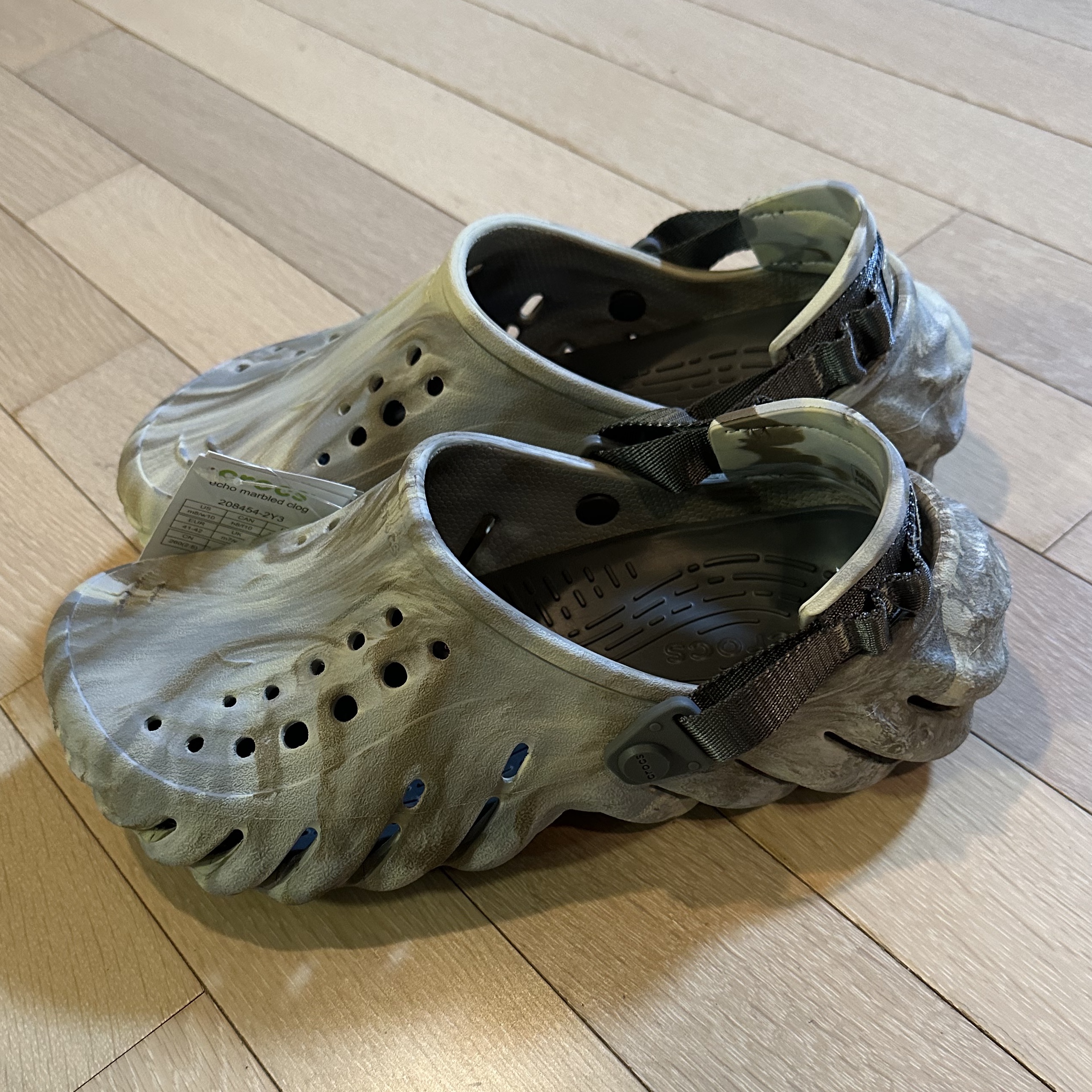Crocs Echo Marbled Clog Bone Multi 착용 스타일