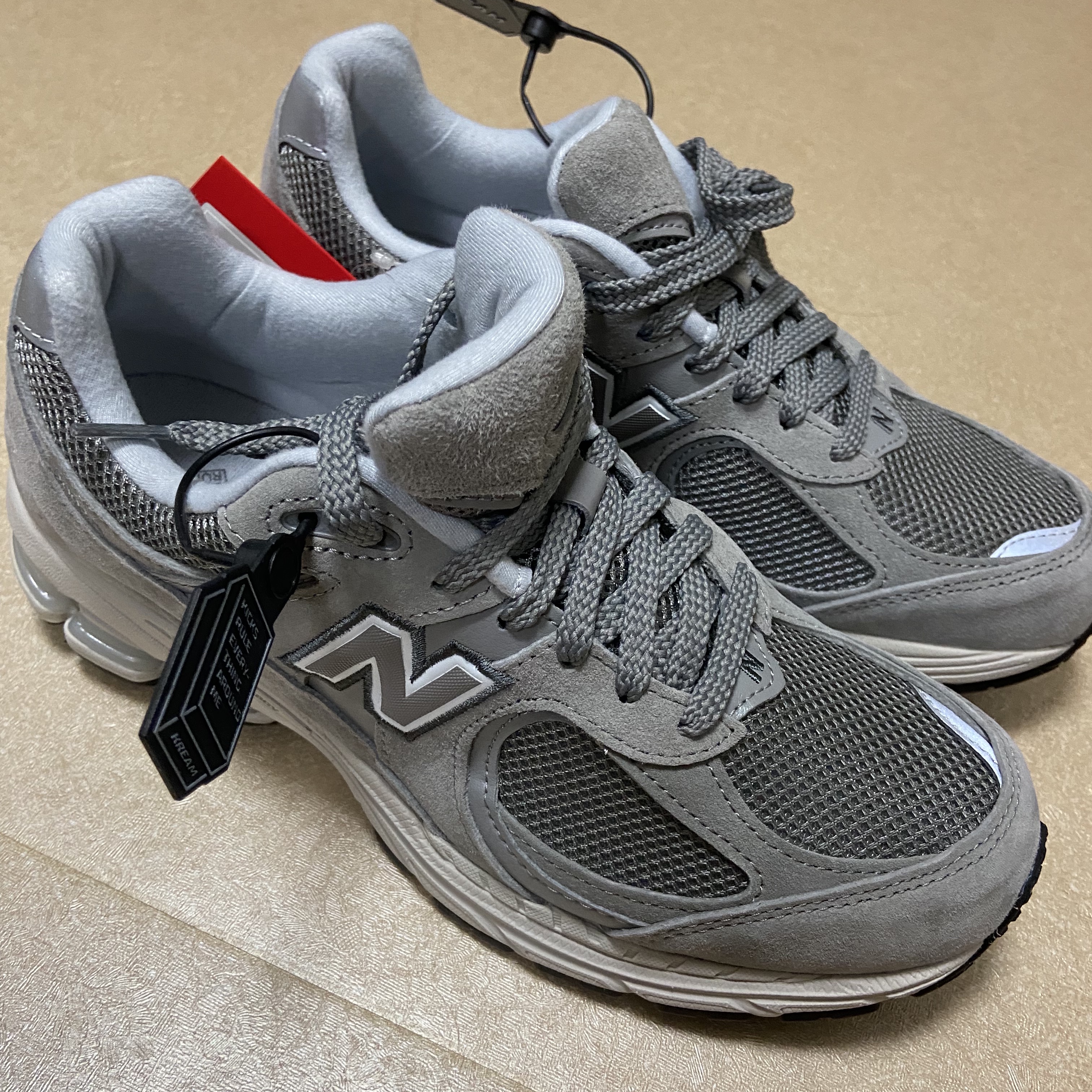 New Balance 2002R Grey 착용 스타일