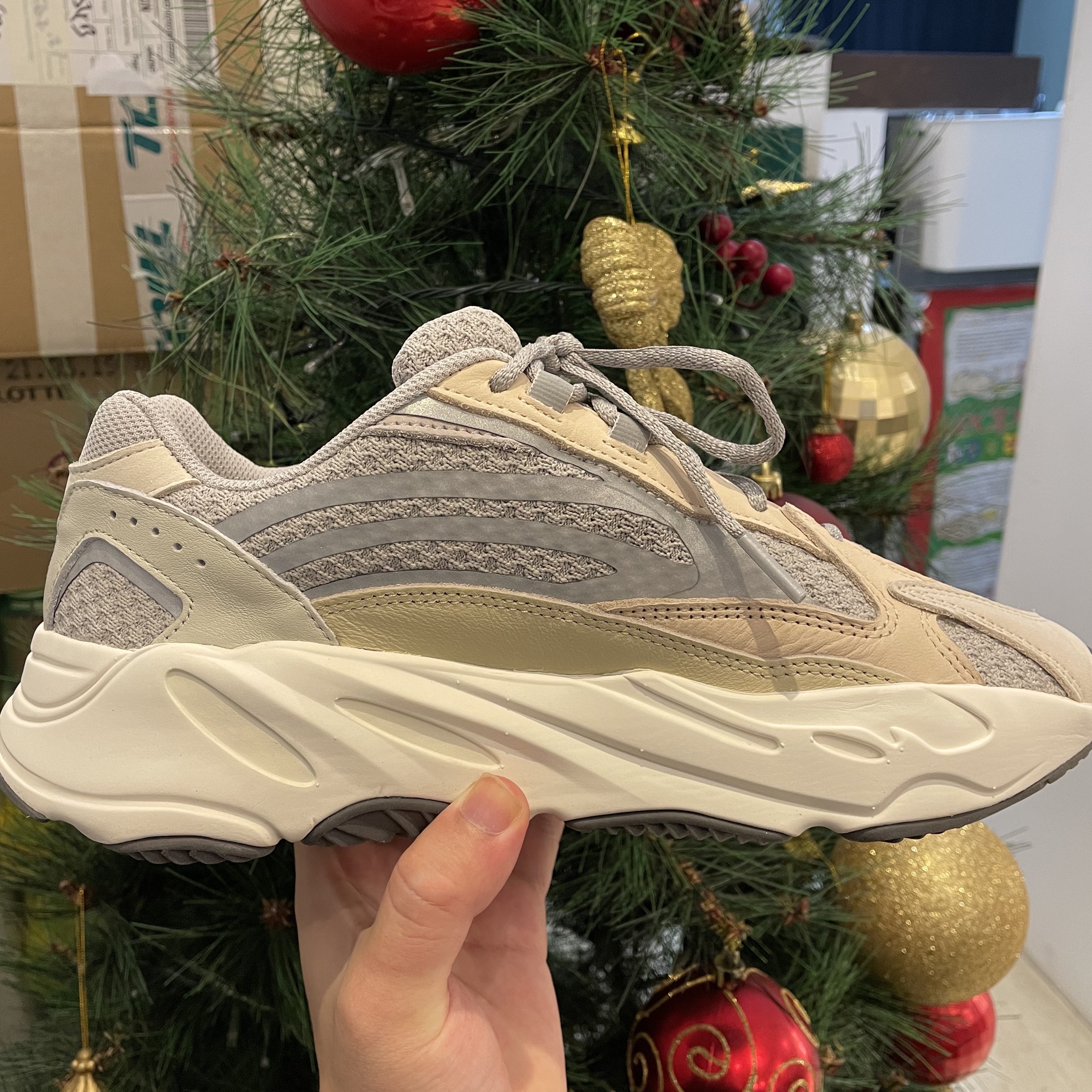Adidas Yeezy Boost 700 V2 Cream 착용 스타일