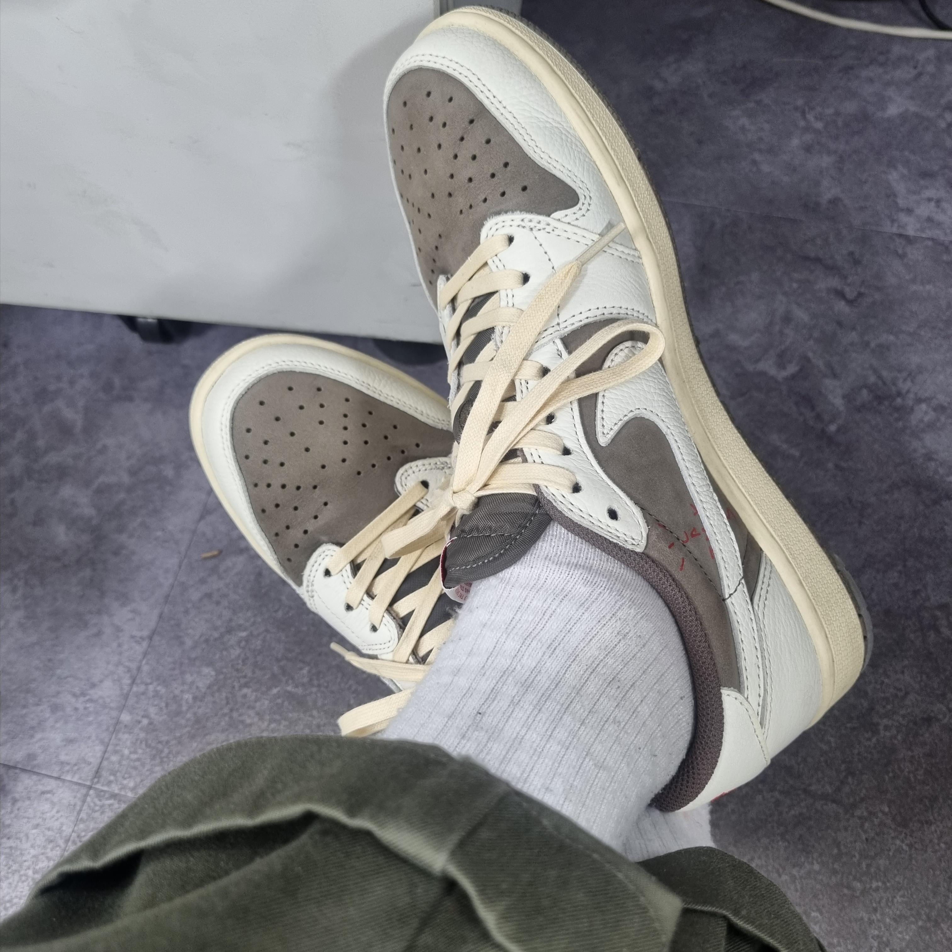 Jordan 1 x Travis Scott Retro Low OG SP Sail and Ridgerock 착용 스타일