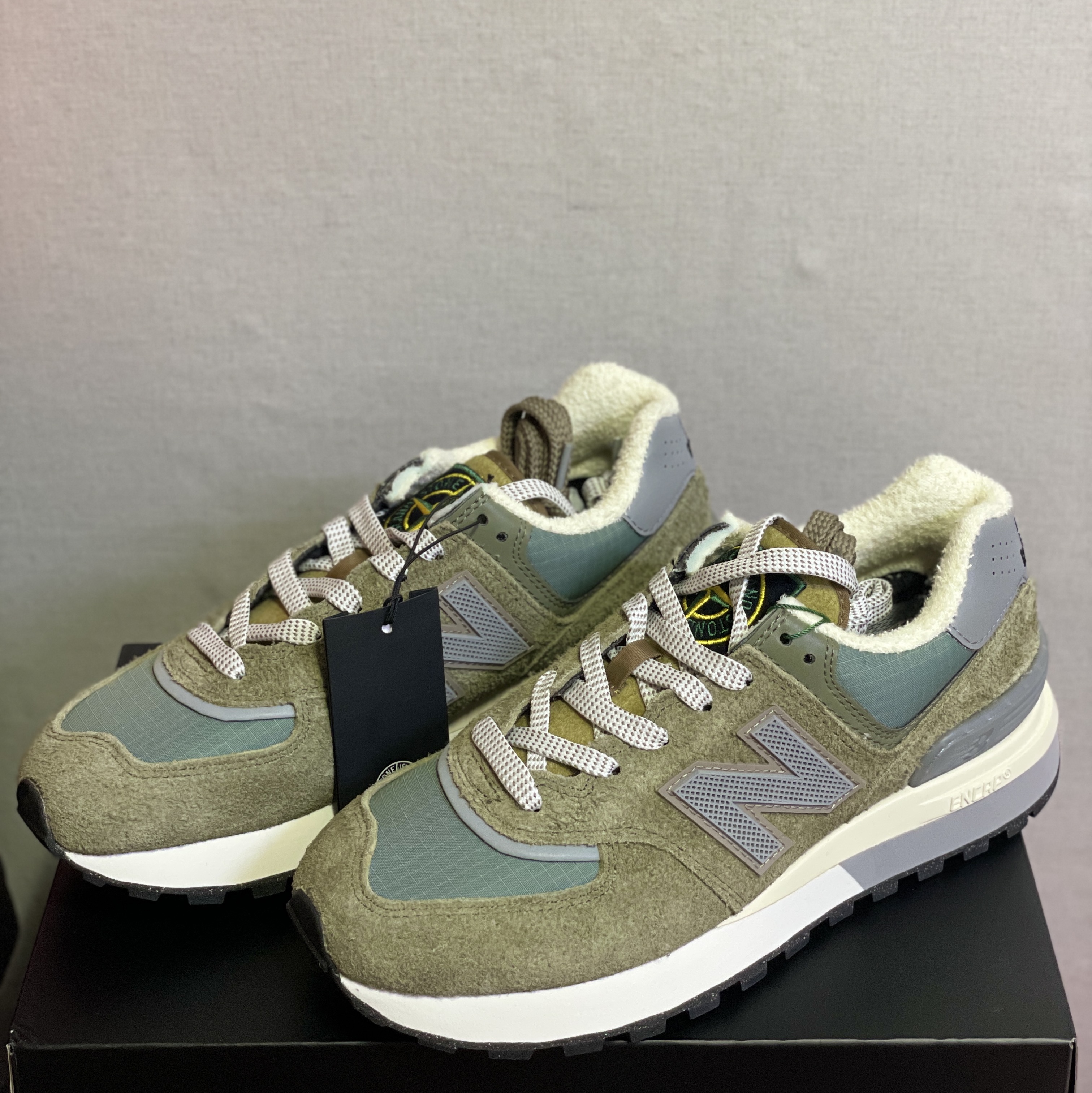 New Balance x Stone Island 574 Legacy Green 착용 스타일 - 1