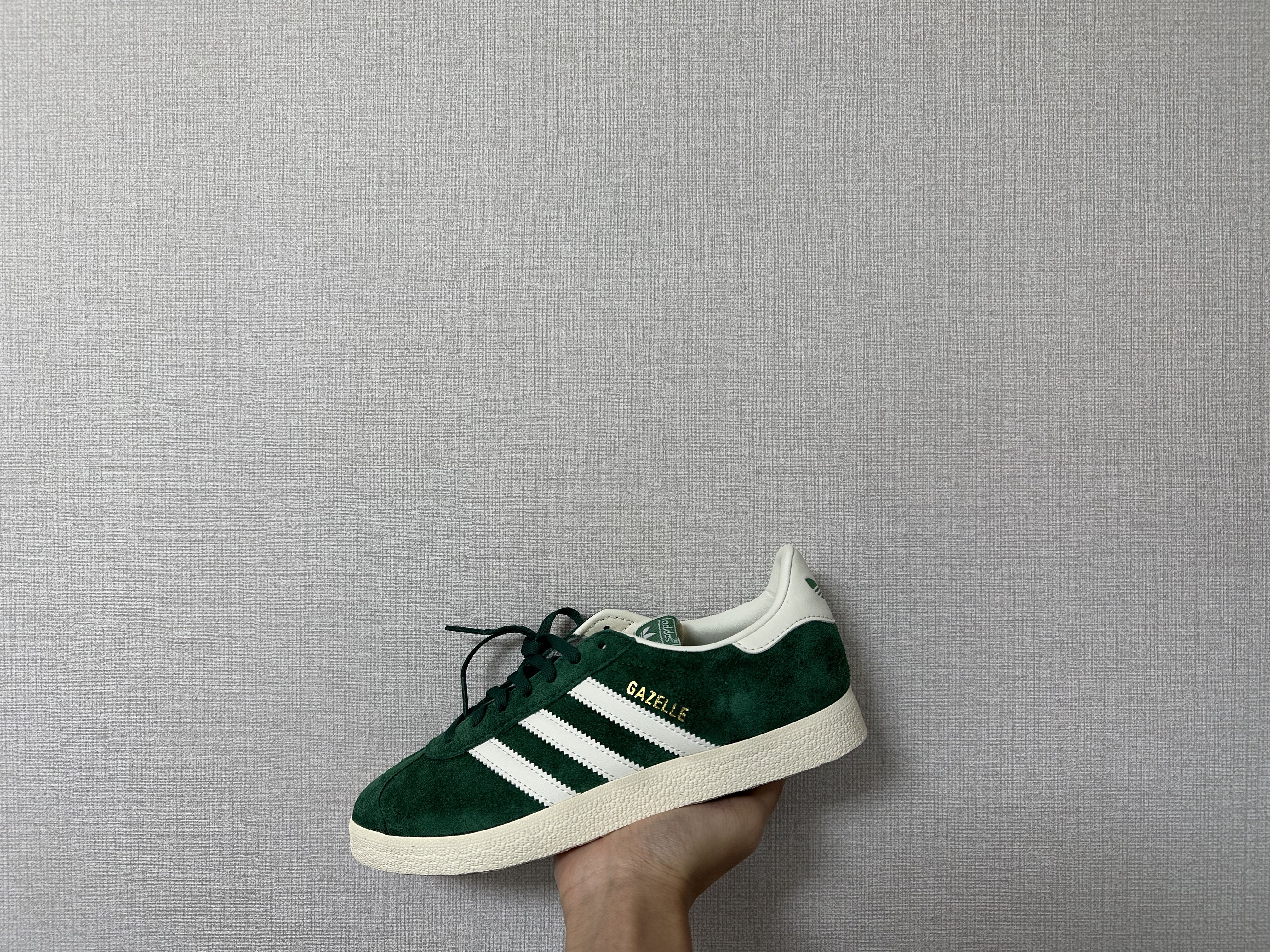 Adidas Gazelle Dark Green Cream White 착용 스타일 - 2