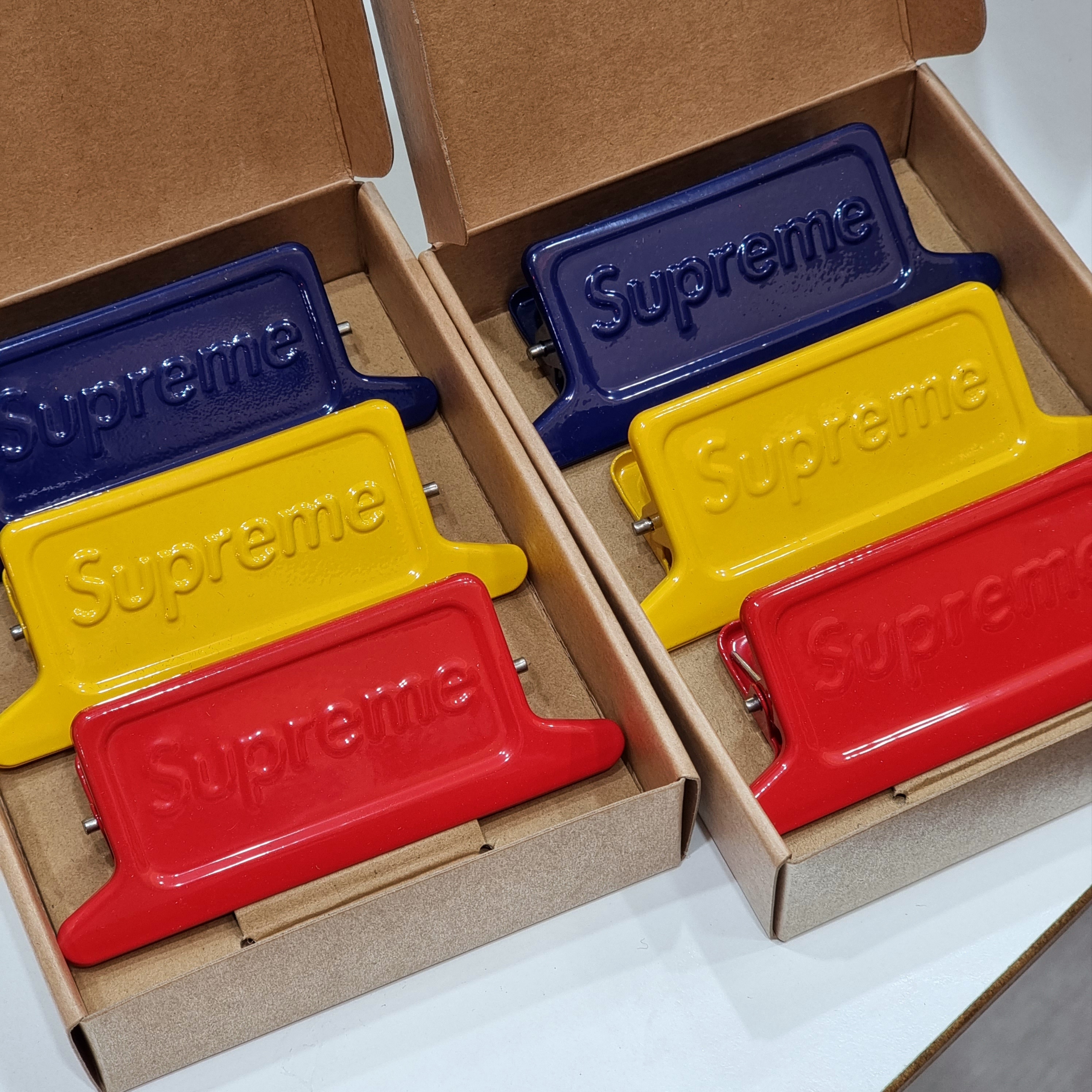 Supreme x Dulton Small Clips Multicolor (Set Of 3) 착용 스타일 - 1