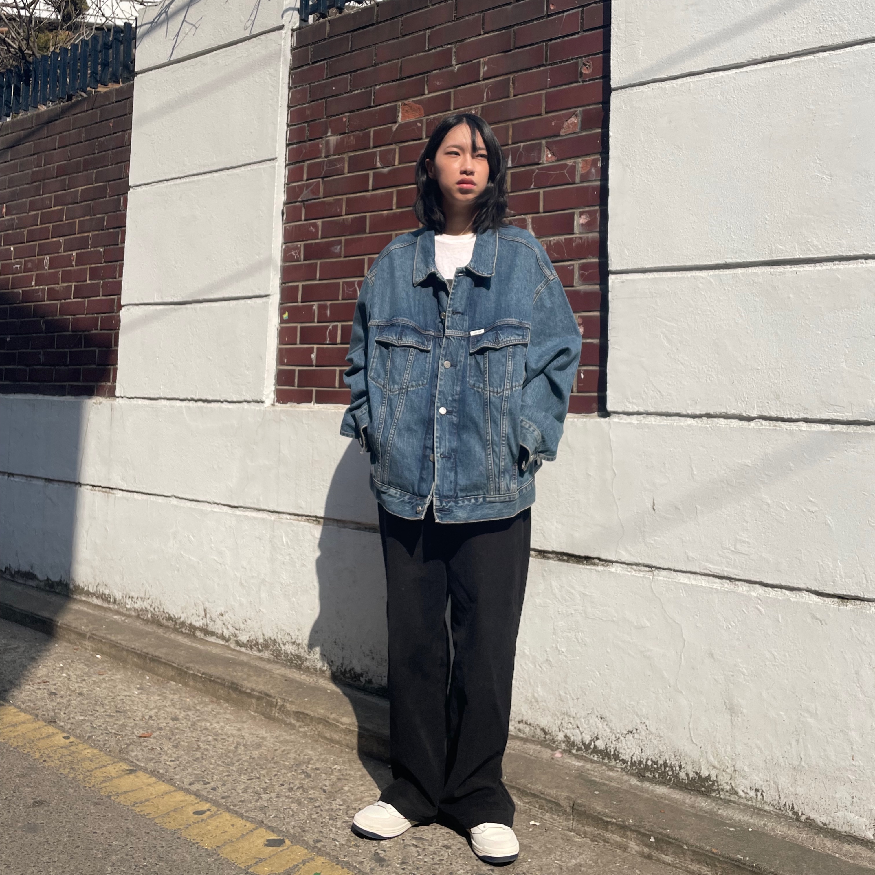 Palace x CK1 Relaxed Trucker Denim Jacket Tinted Sandstone Indigo - 22SS 착용 스타일 - 2