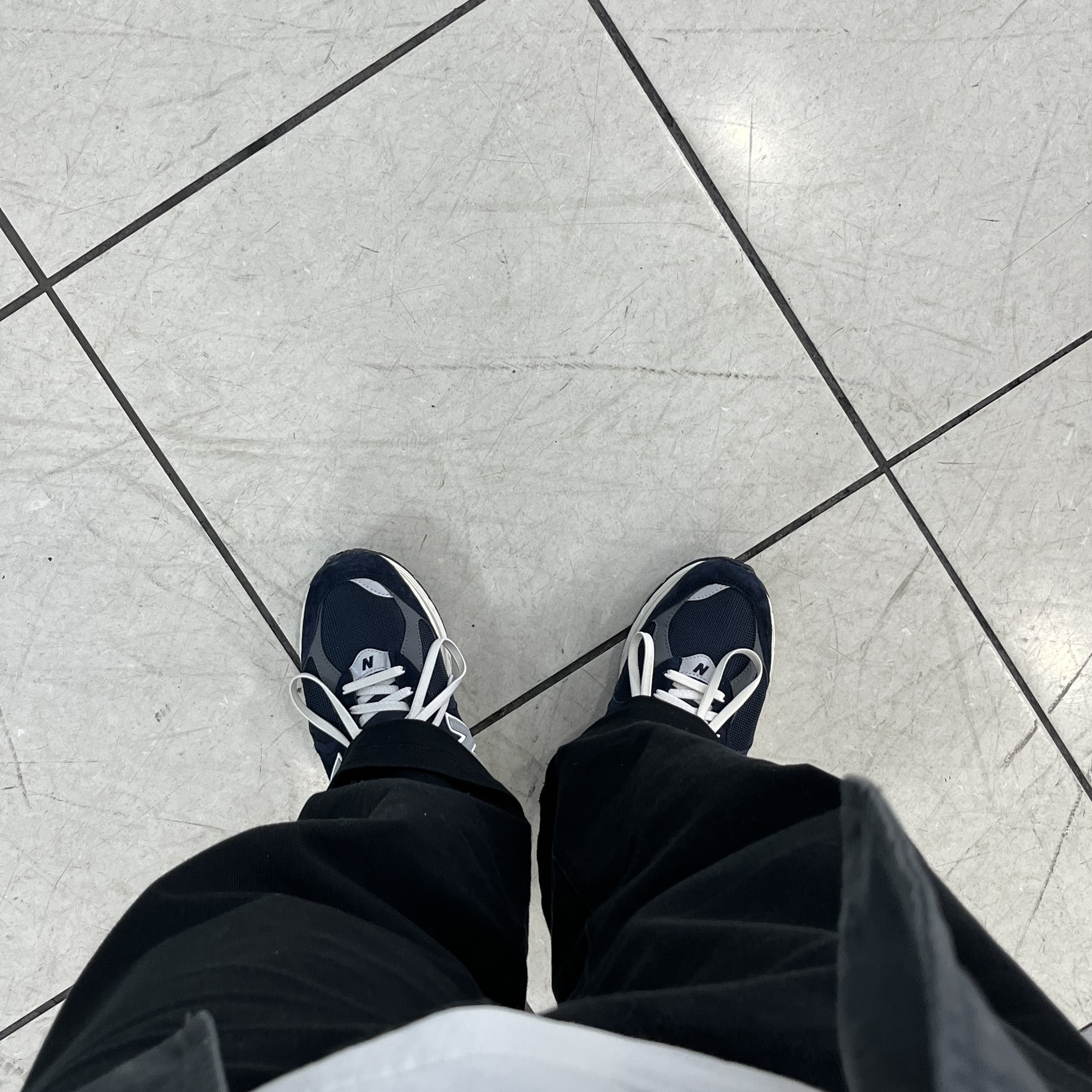 New Balance 2002R Eclipse Castlerock 착용 스타일