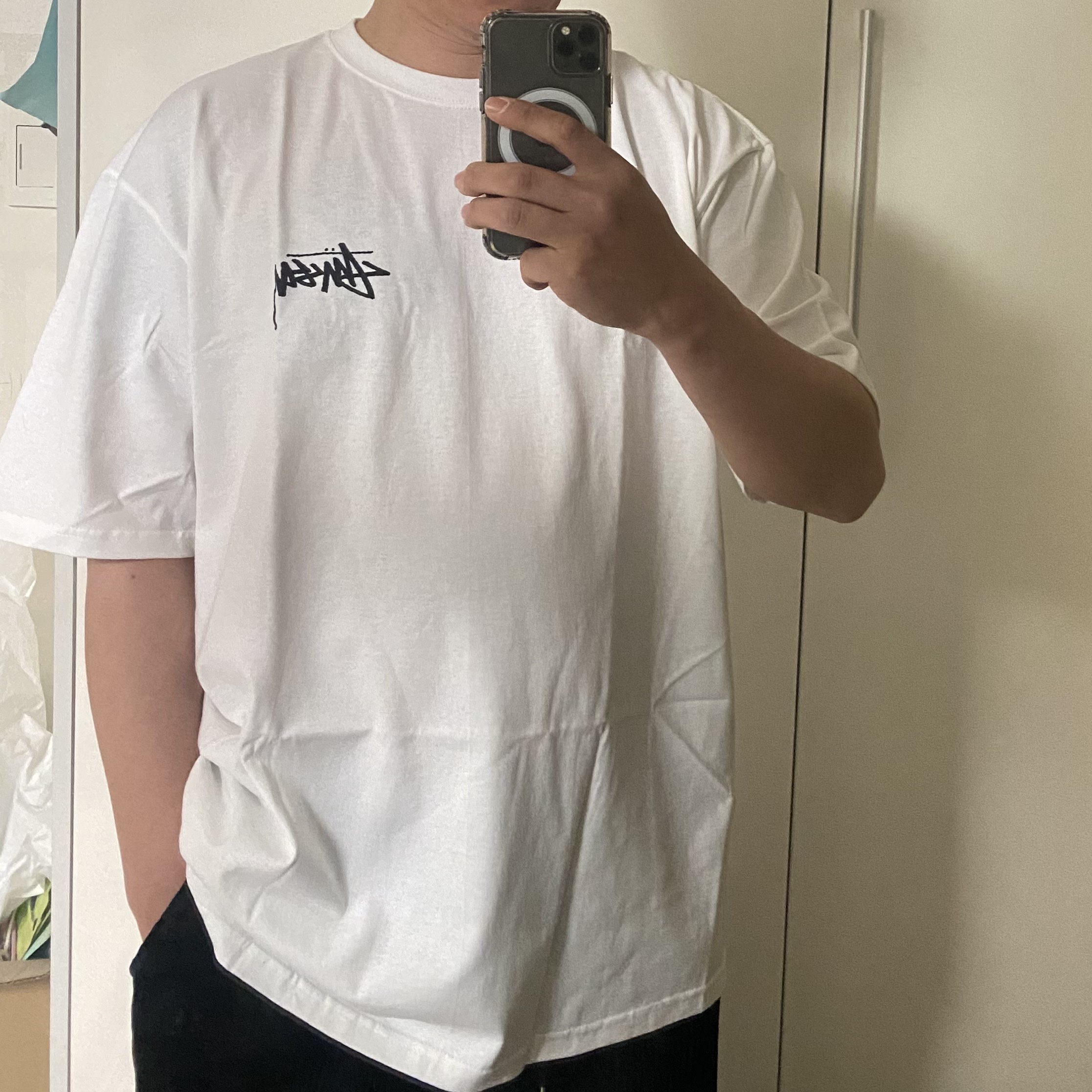 Stussy Fuzzy Dice T-Shirt White 착용 스타일
