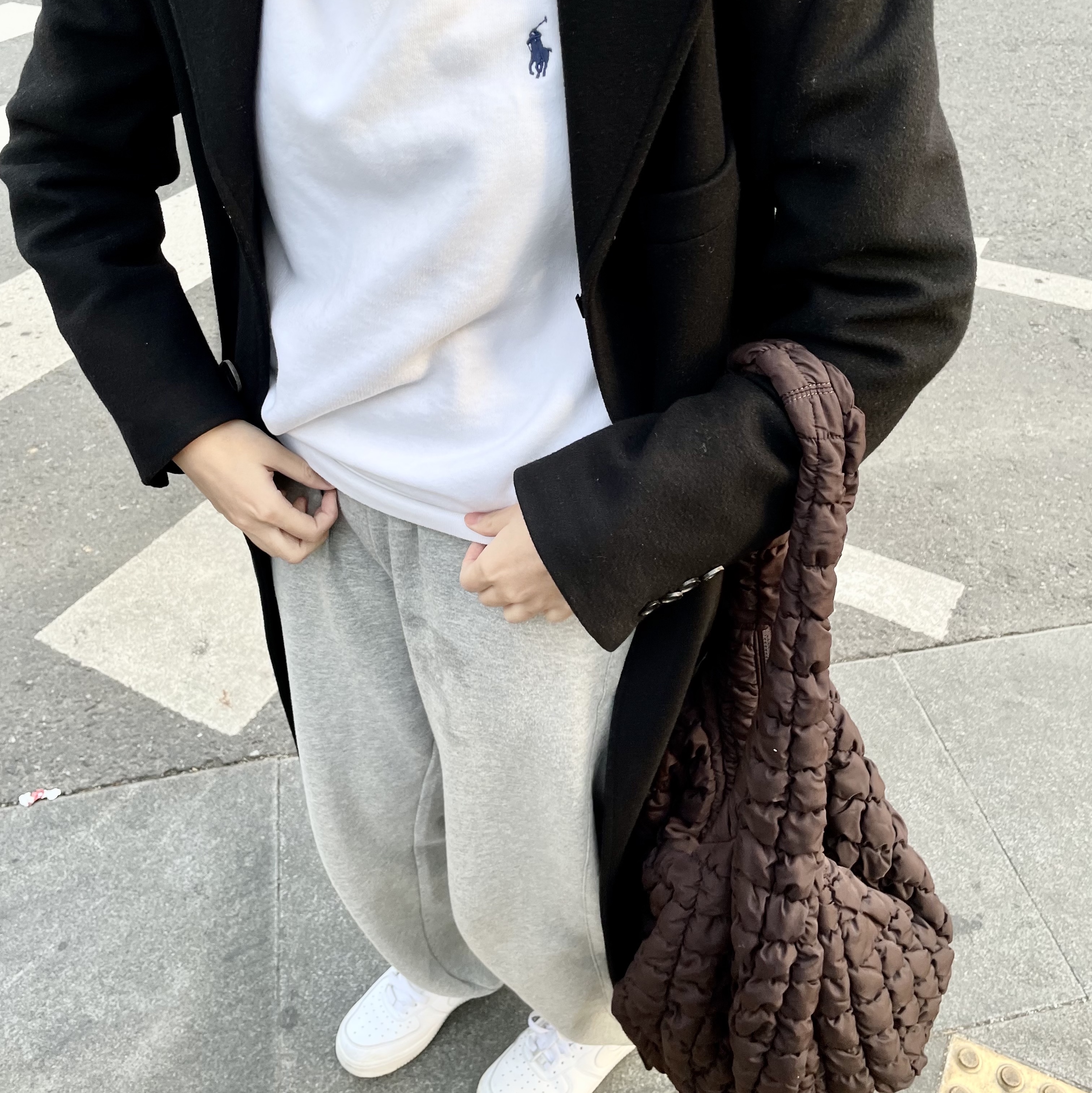 COS Quilted Oversized Shoulder Bag Brown, Nike Air Force 1 '07 Low White 착용 스타일