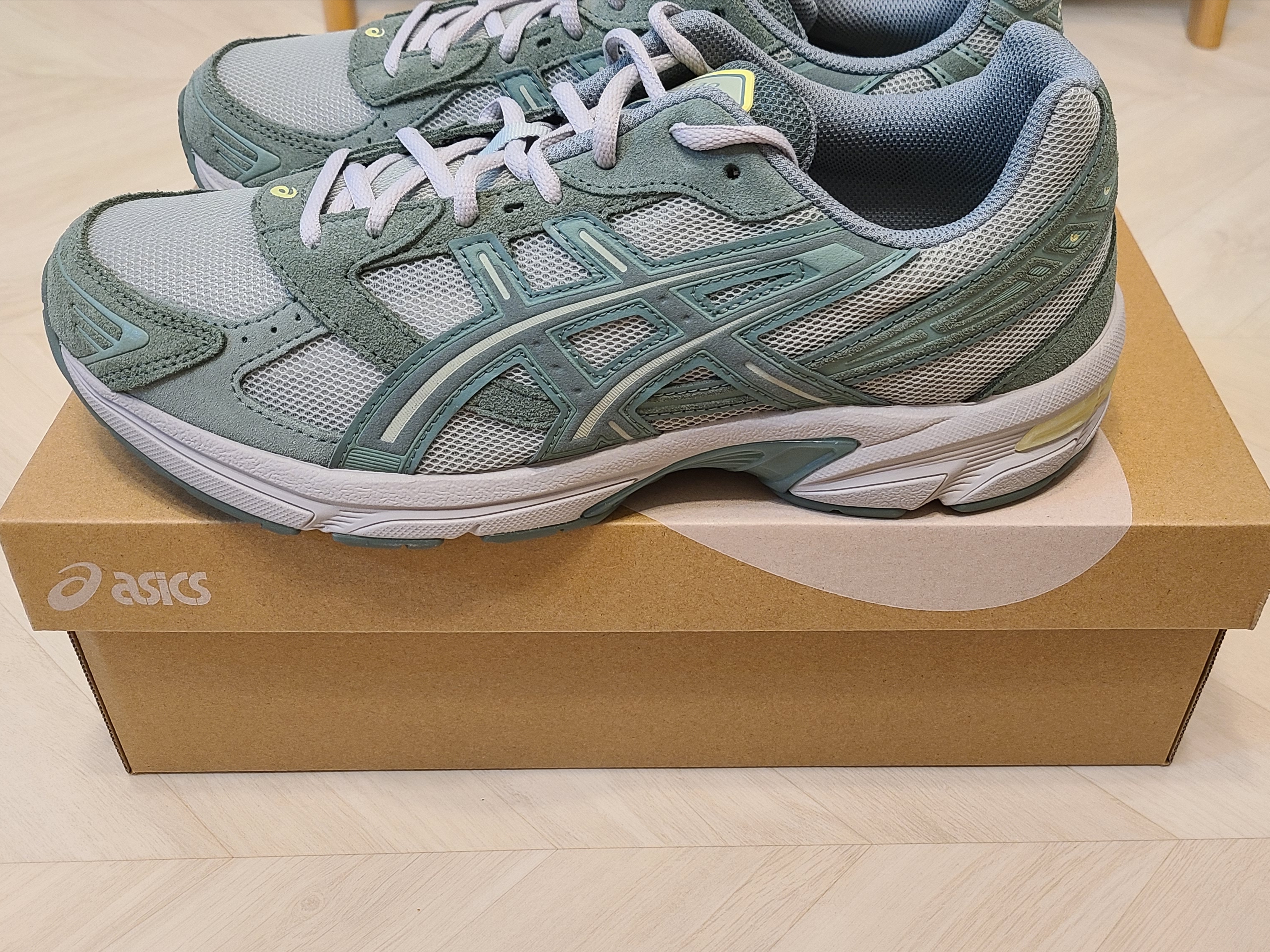 Asics Gel-1130 Olive Grey Ivy 착용 스타일 - 2
