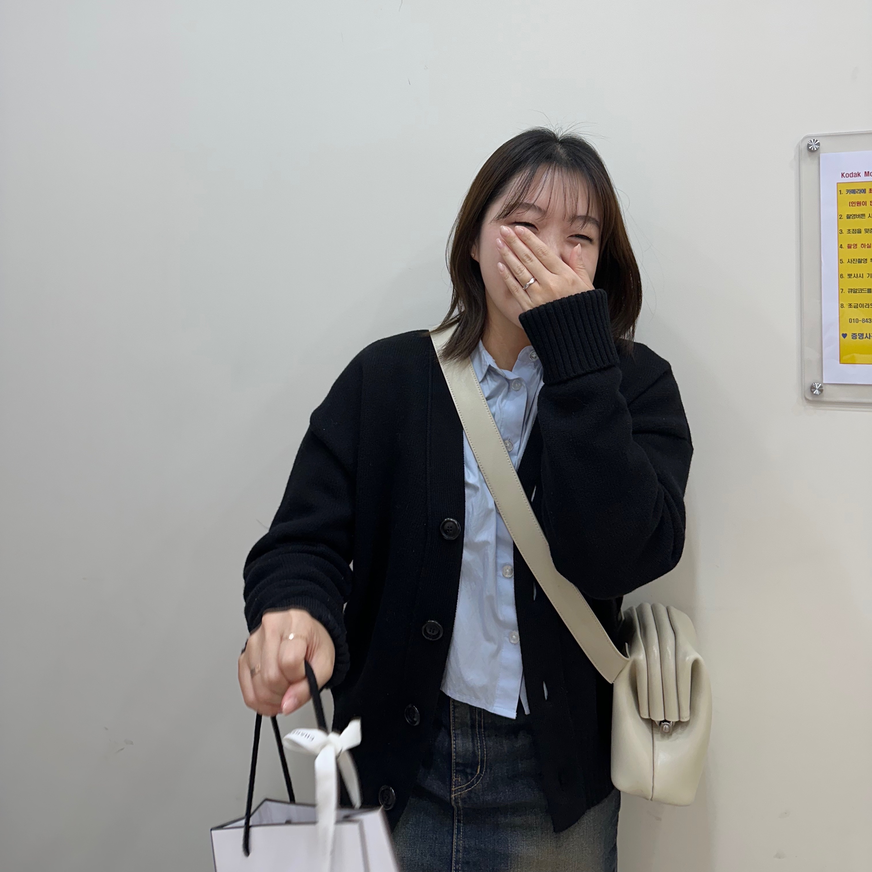 AMI de Coeur Oversize Intarsia Cardigan Black, Cartier Love Wedding Band Rose Gold 착용 스타일 - 3
