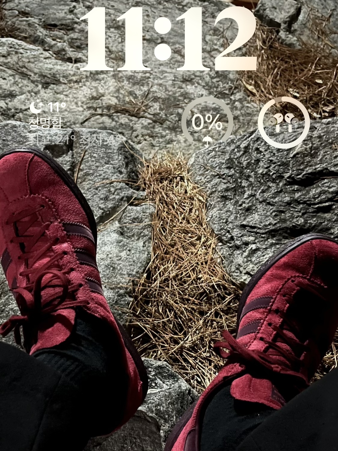 Adidas Tobacco Gruen Collegiate Burgundy 착용 스타일