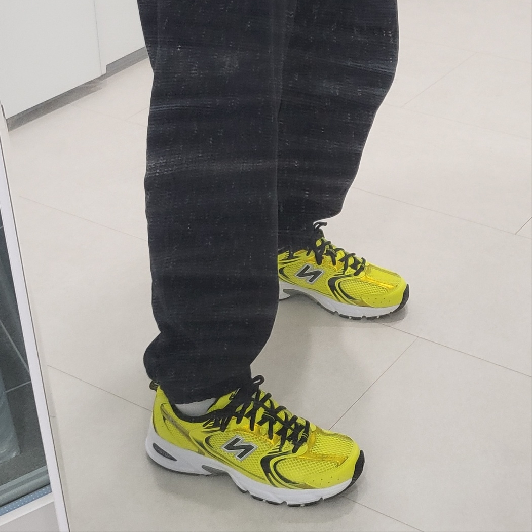 New Balance 530 Yellow 착용 스타일