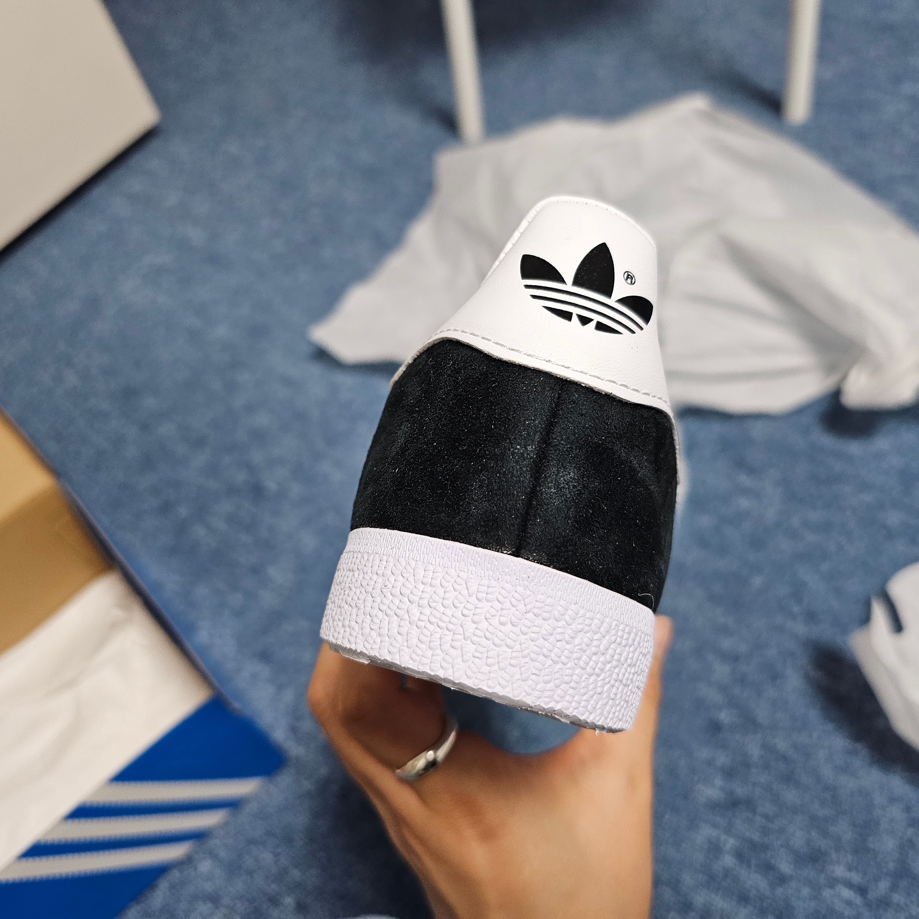 Adidas Gazelle Core Black White 착용 스타일 - 5