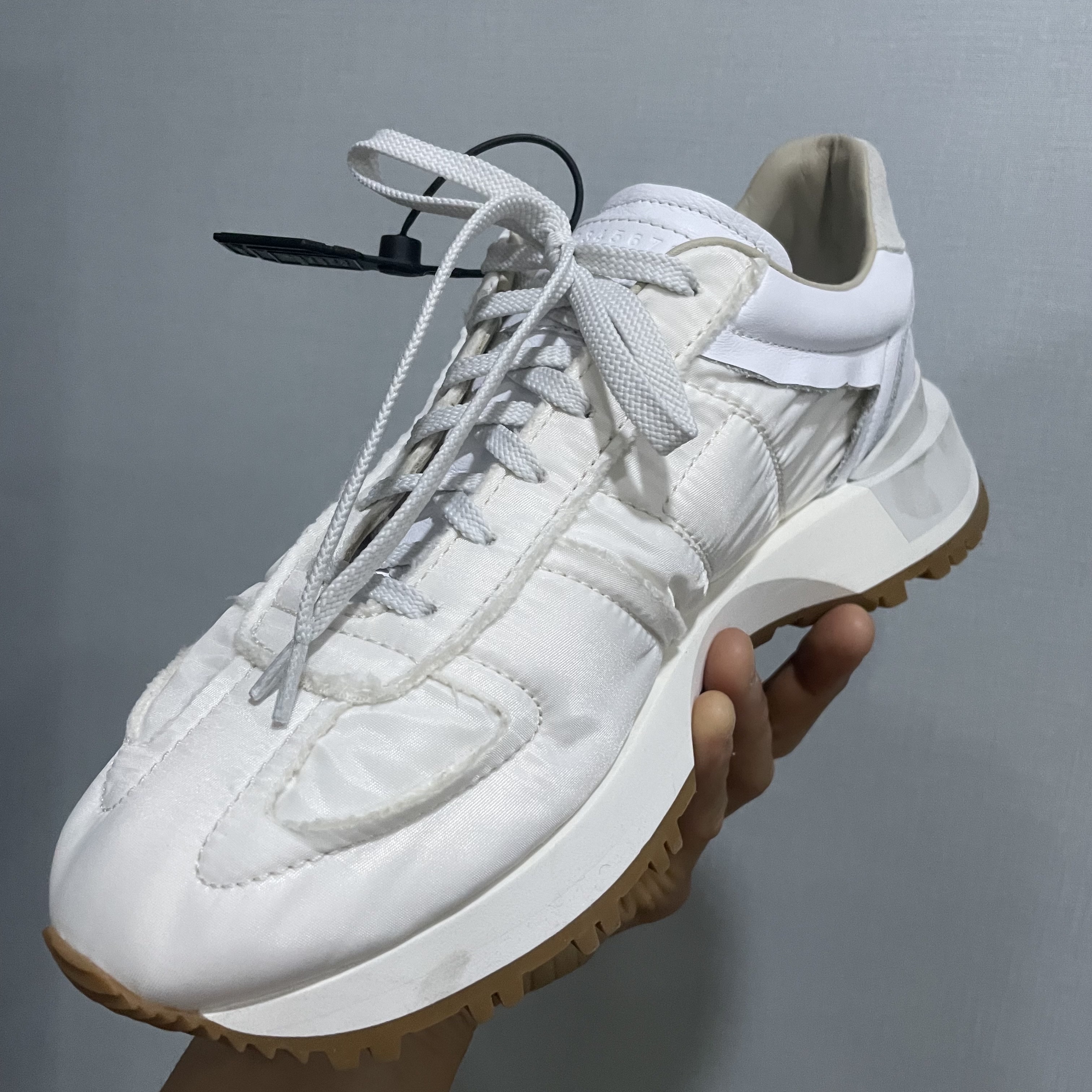 Maison Margiela Runner Evolution Sneakers White 착용 스타일 - 2
