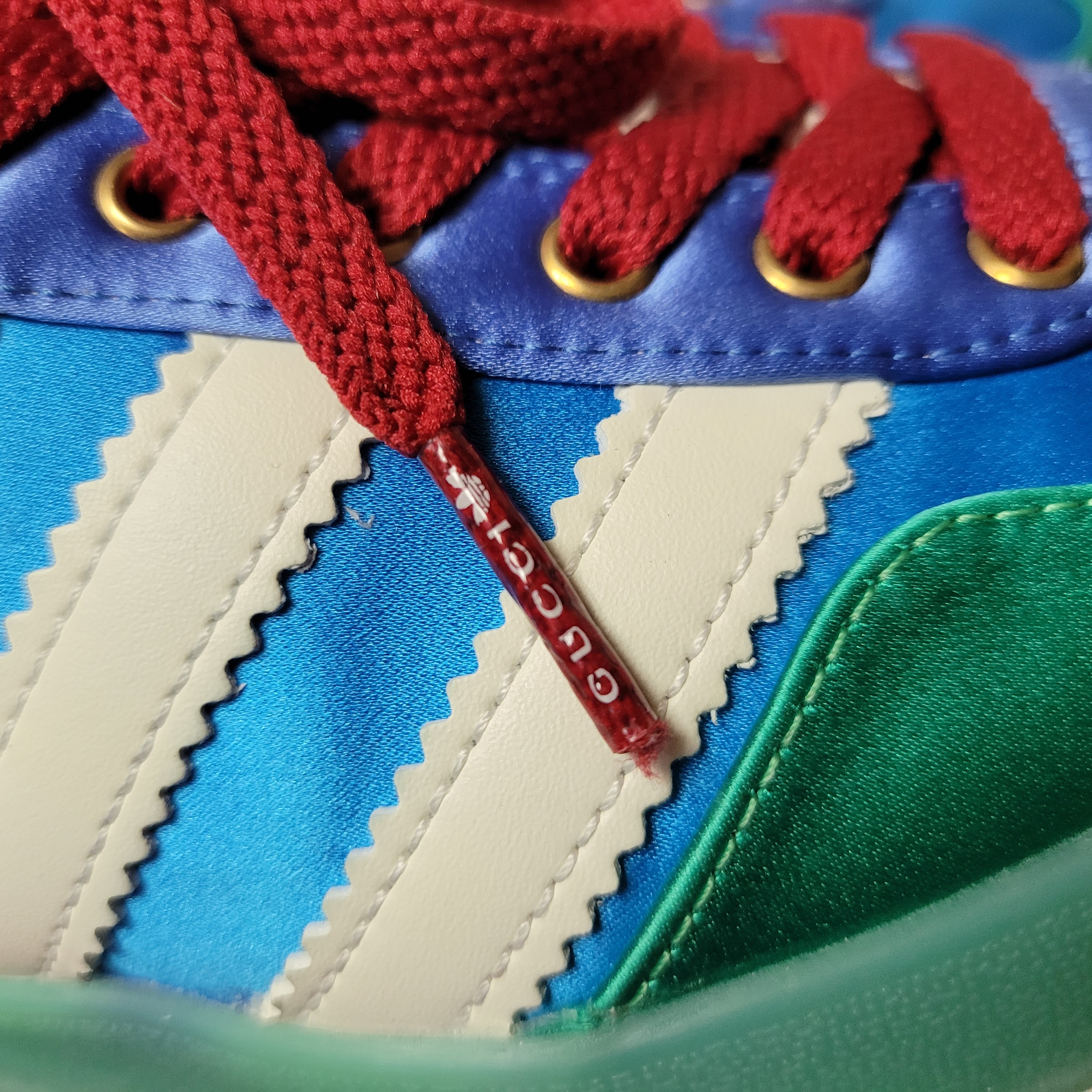 (W) Gucci x Adidas Gazelle Light Blue Silk 착용 스타일 - 5