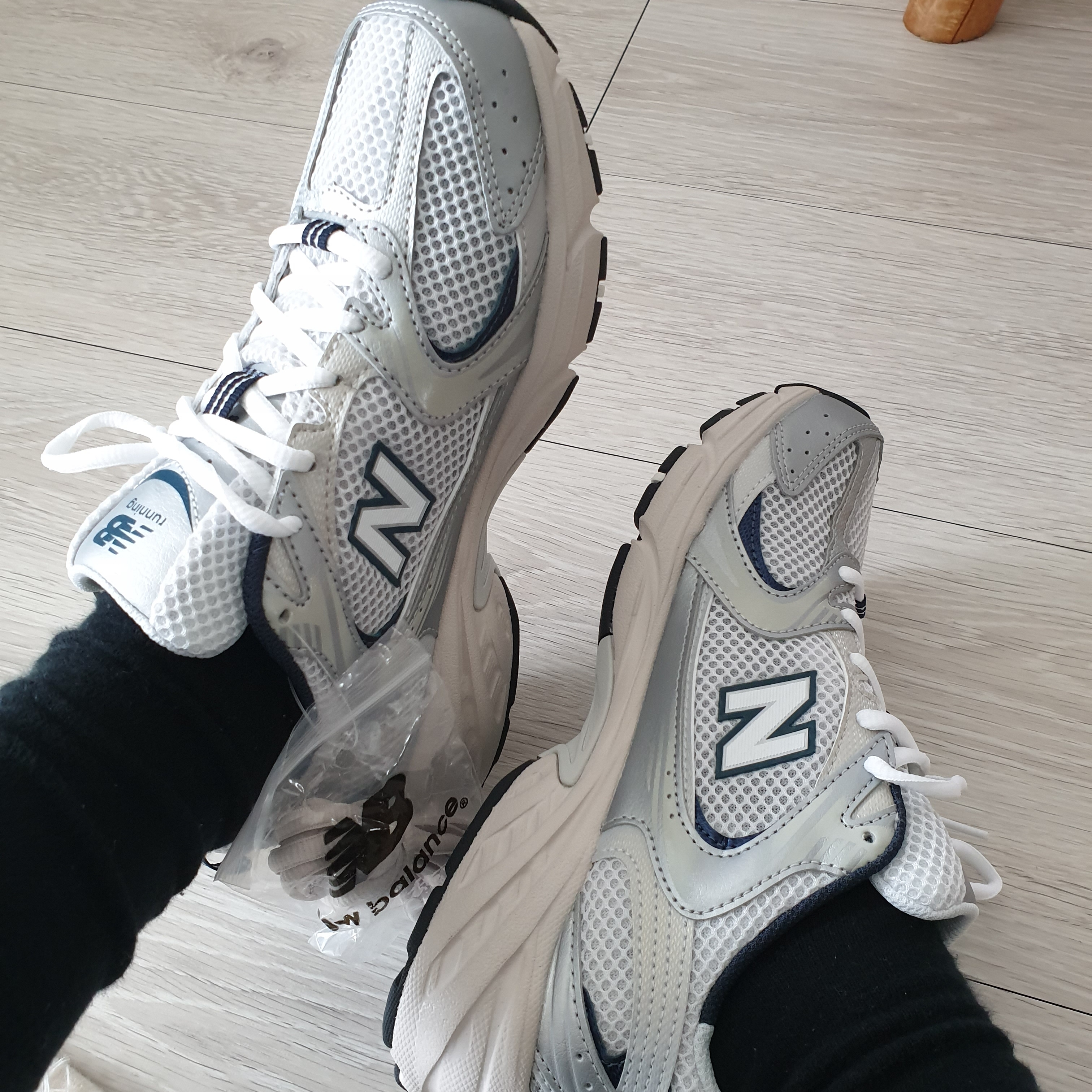 New Balance 530 Steel Grey 착용 스타일 - 2