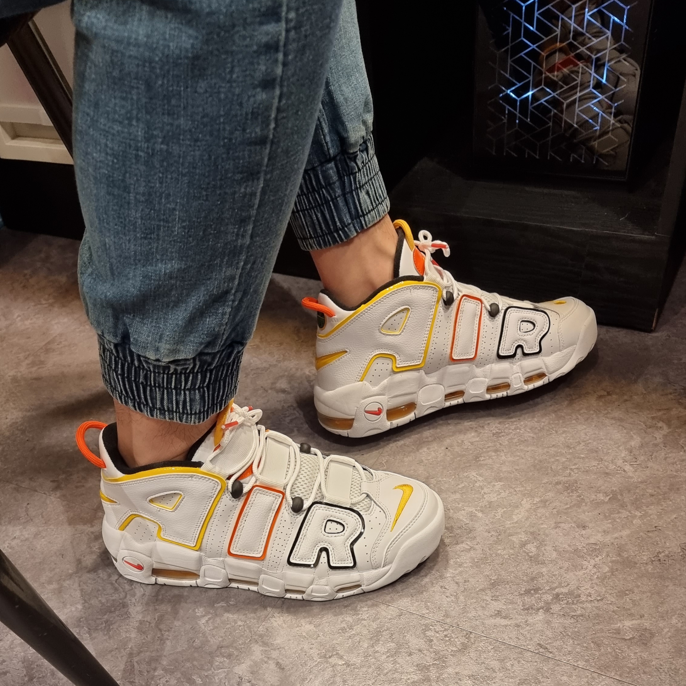 Nike Air More Uptempo Rayguns 착용 스타일 - 1