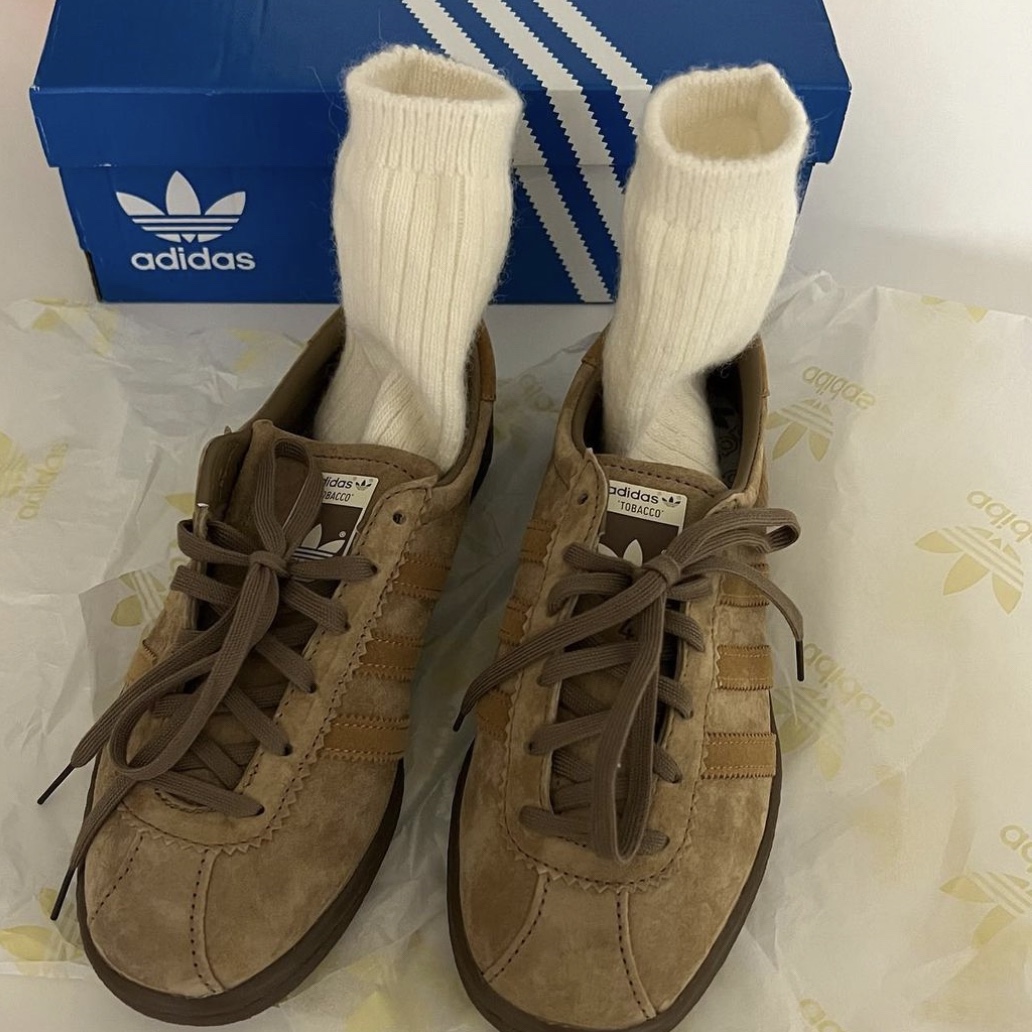 Adidas Tobacco Pantone Mesa 착용 스타일