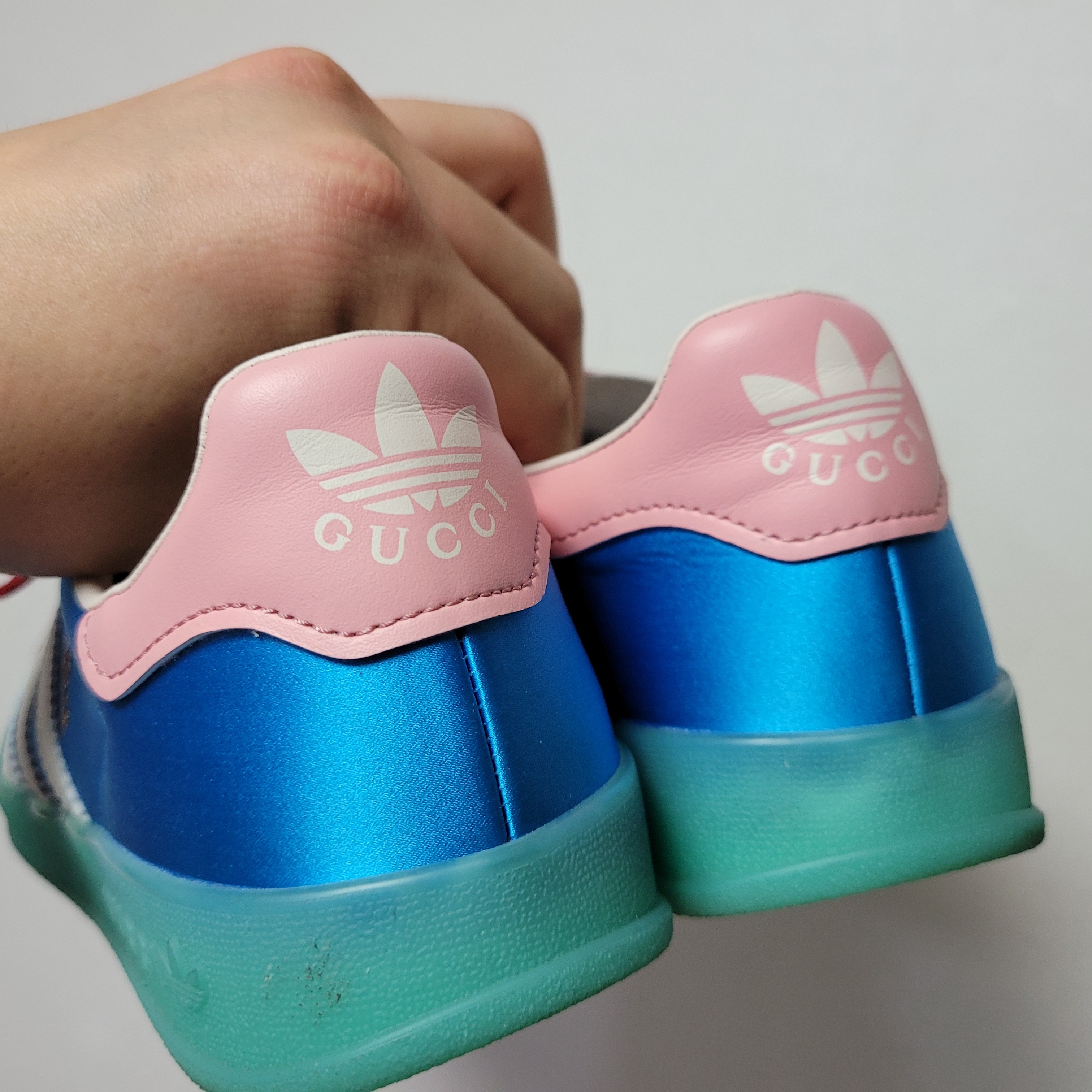(W) Gucci x Adidas Gazelle Light Blue Silk 착용 스타일 - 3