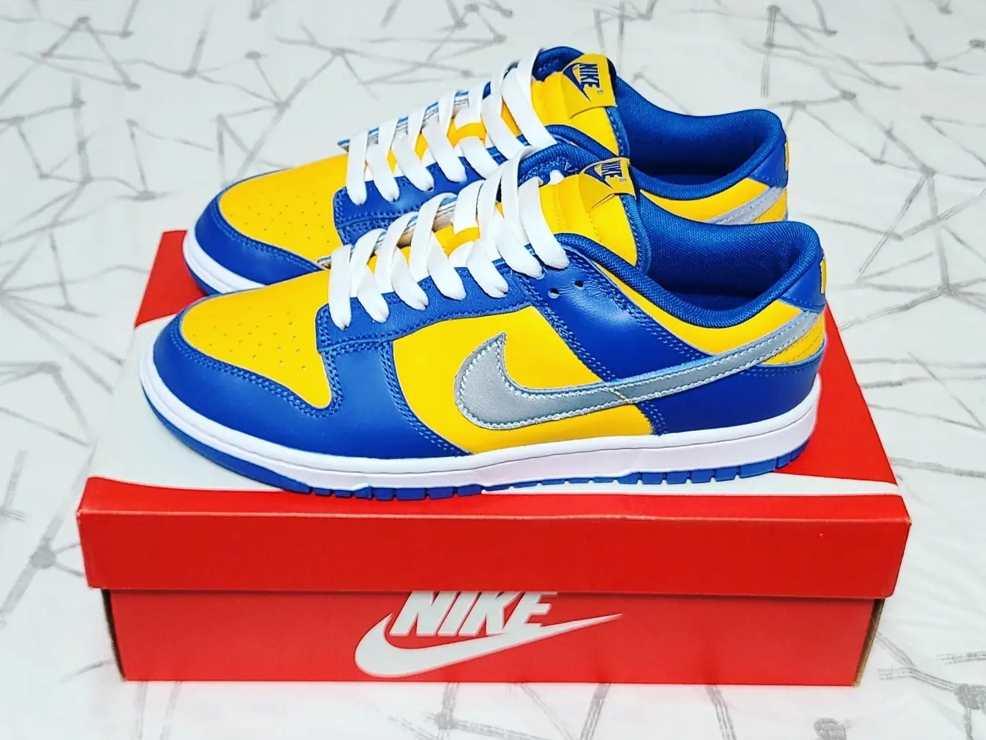 Nike Dunk Low Retro Blue Jay and University Gold 착용 스타일 - 2