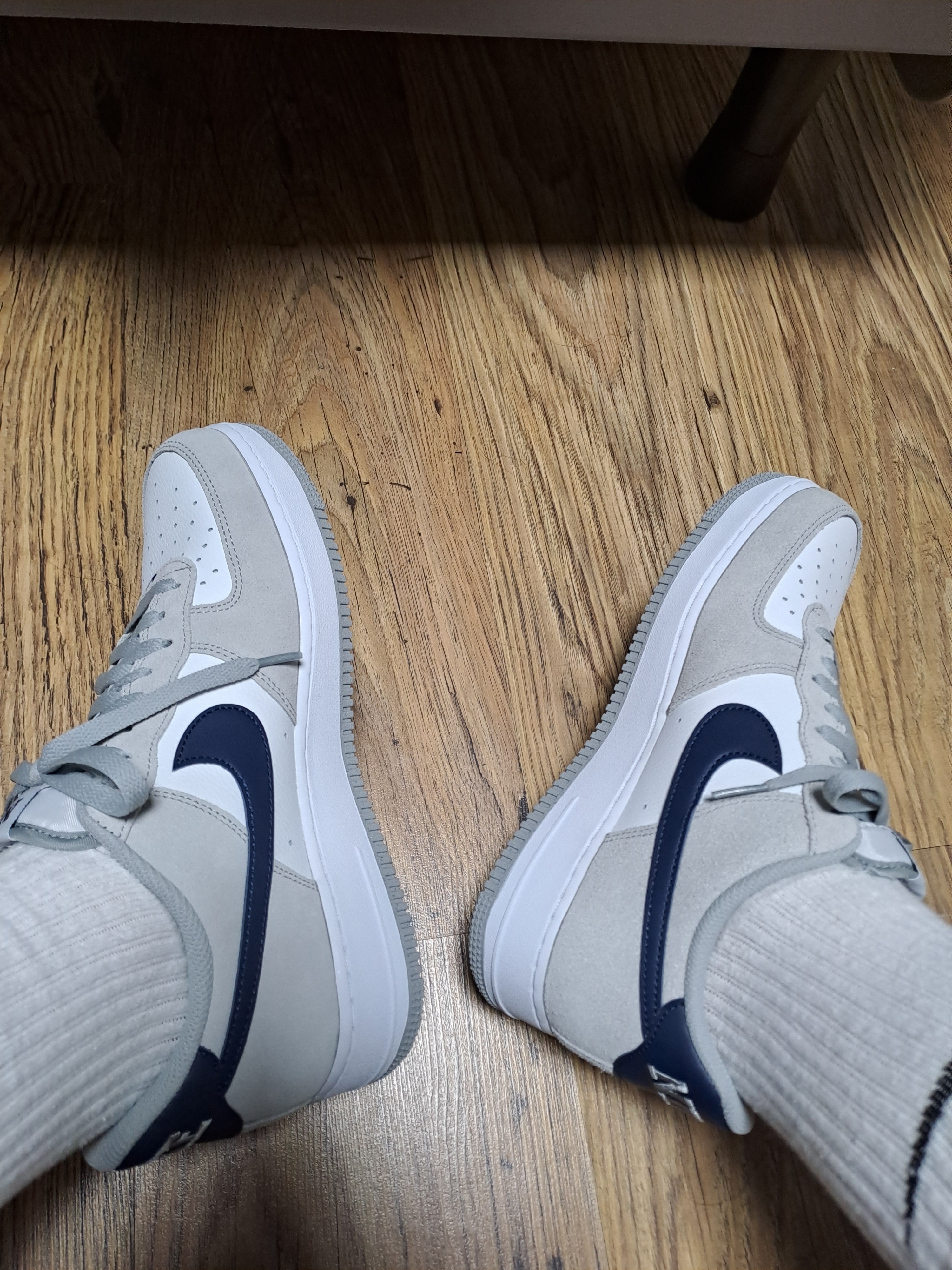 Nike Air Force 1 '07 Light Smoke Grey Midnight Navy 착용 스타일