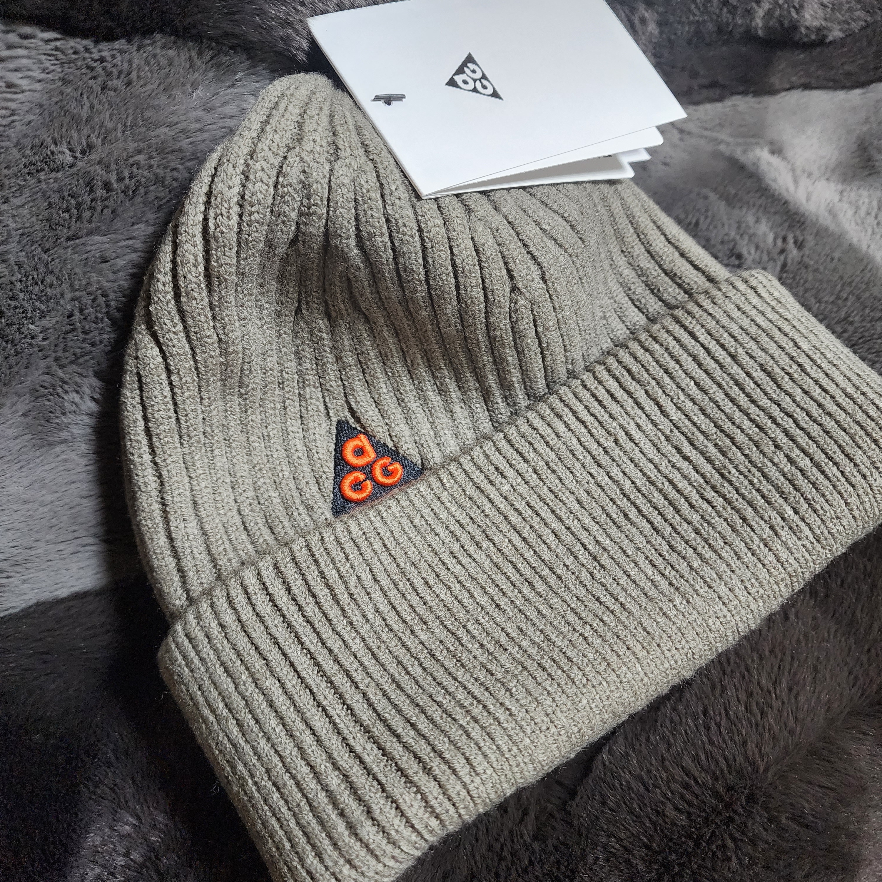 Nike NRG ACG Cuffed Beanie Olive Grey 착용 스타일 - 1