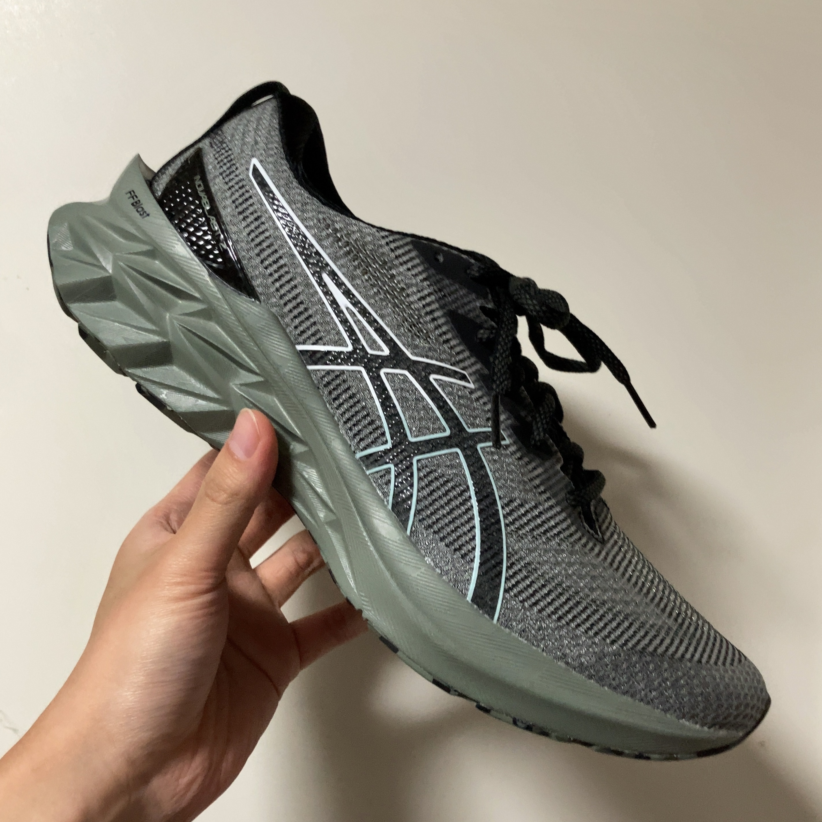 Asics Novablast 2 LE Green 착용 스타일