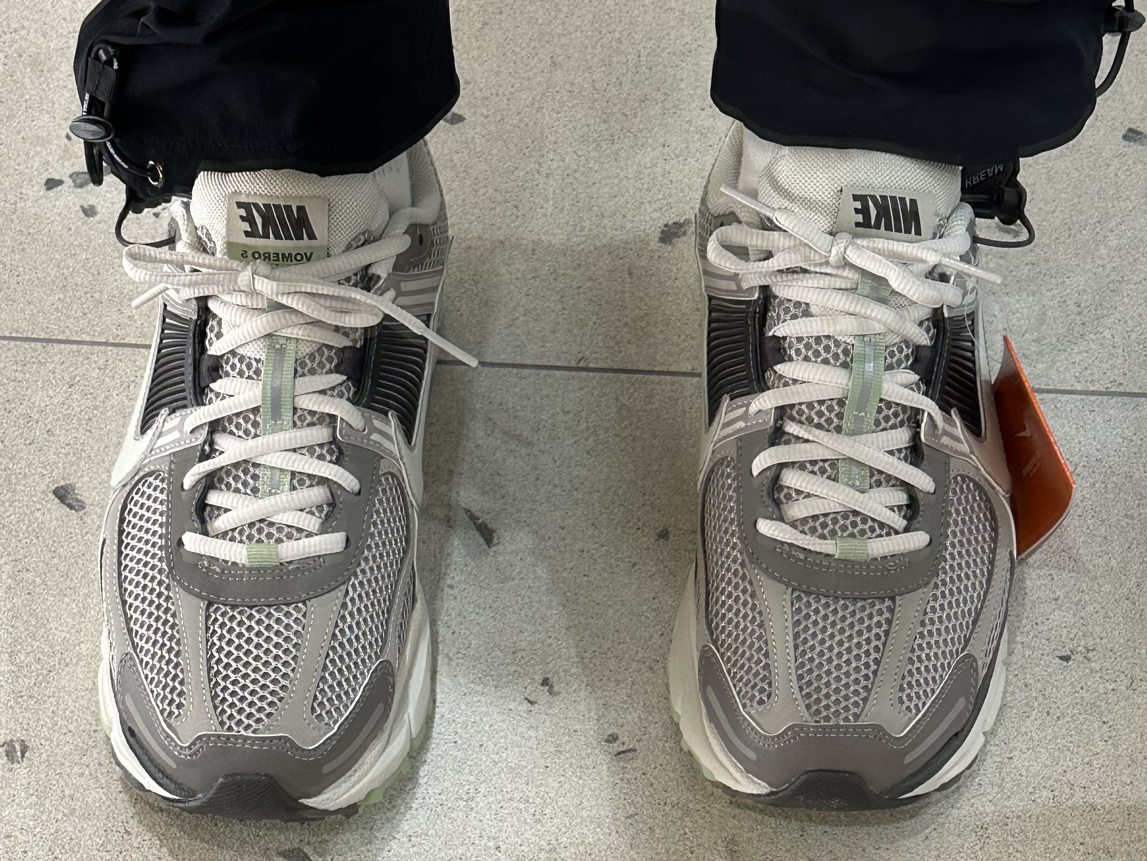 (W) Nike Zoom Vomero 5 Cobblestone and Flat Pewter 착용 스타일 - 1