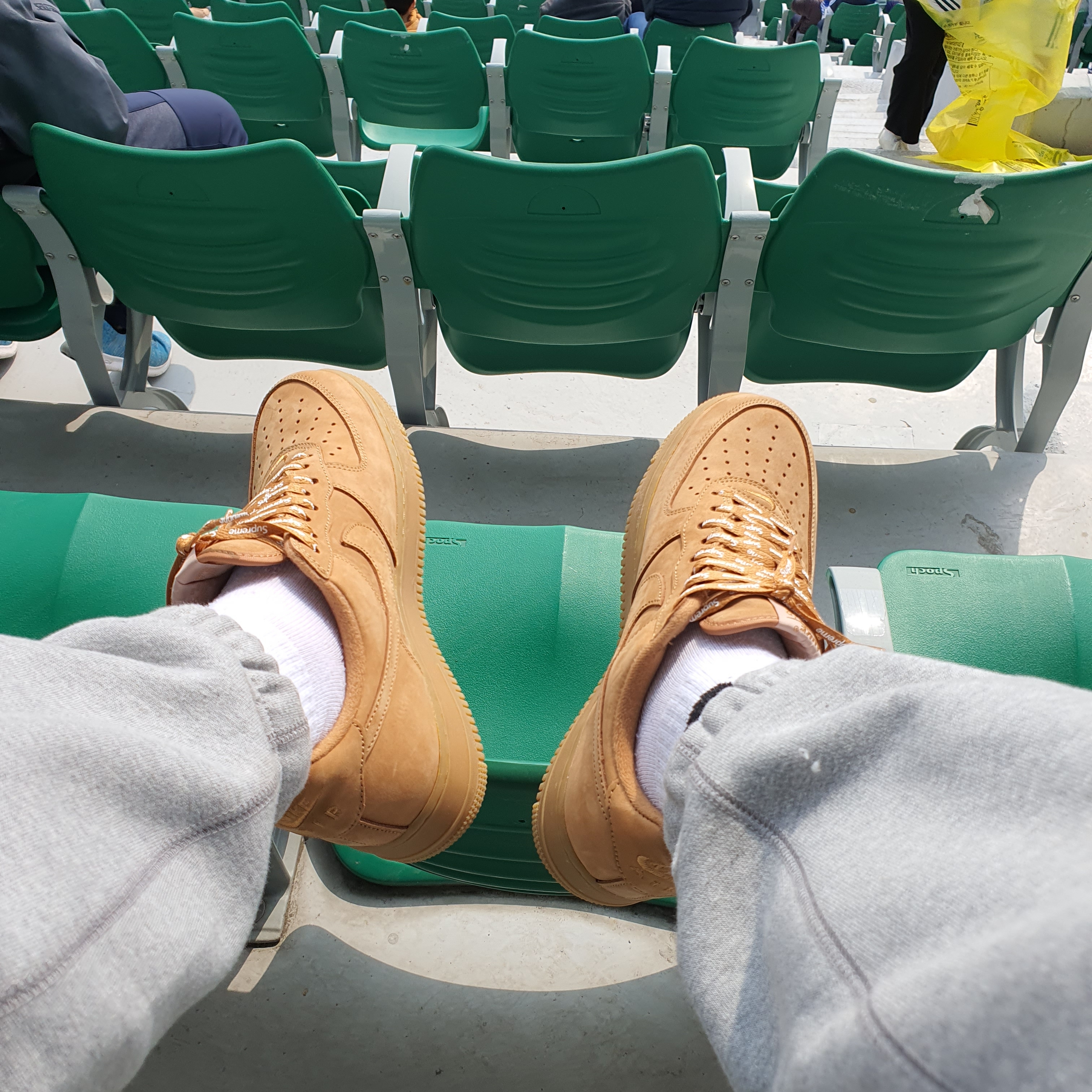 Nike x Supreme Air Force 1 Low Flax 착용 스타일