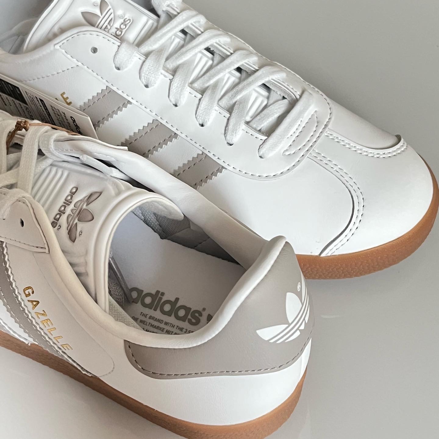 Adidas Gazelle White Grey 착용 스타일 - 2