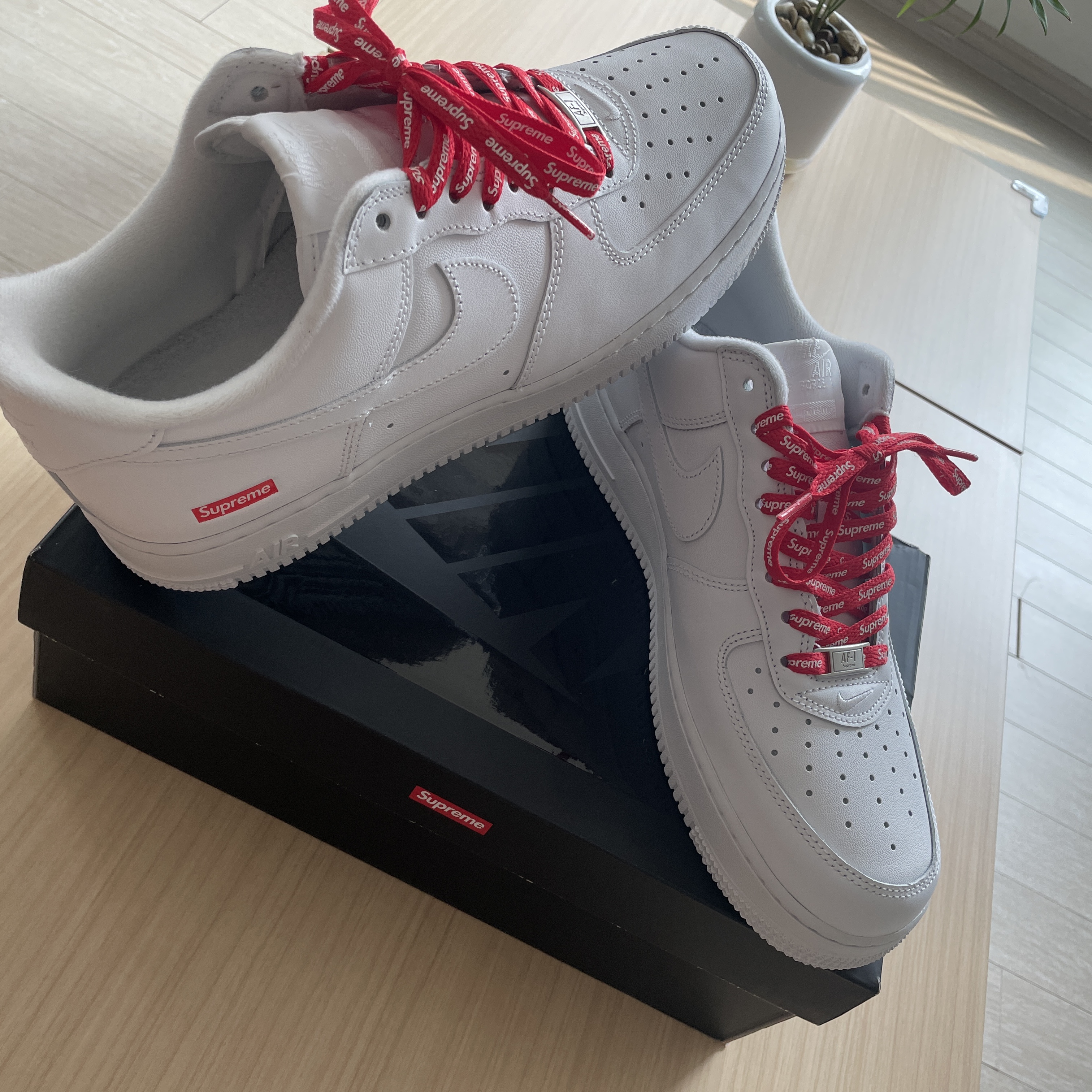 Nike x Supreme Air Force 1 Low White 착용 스타일