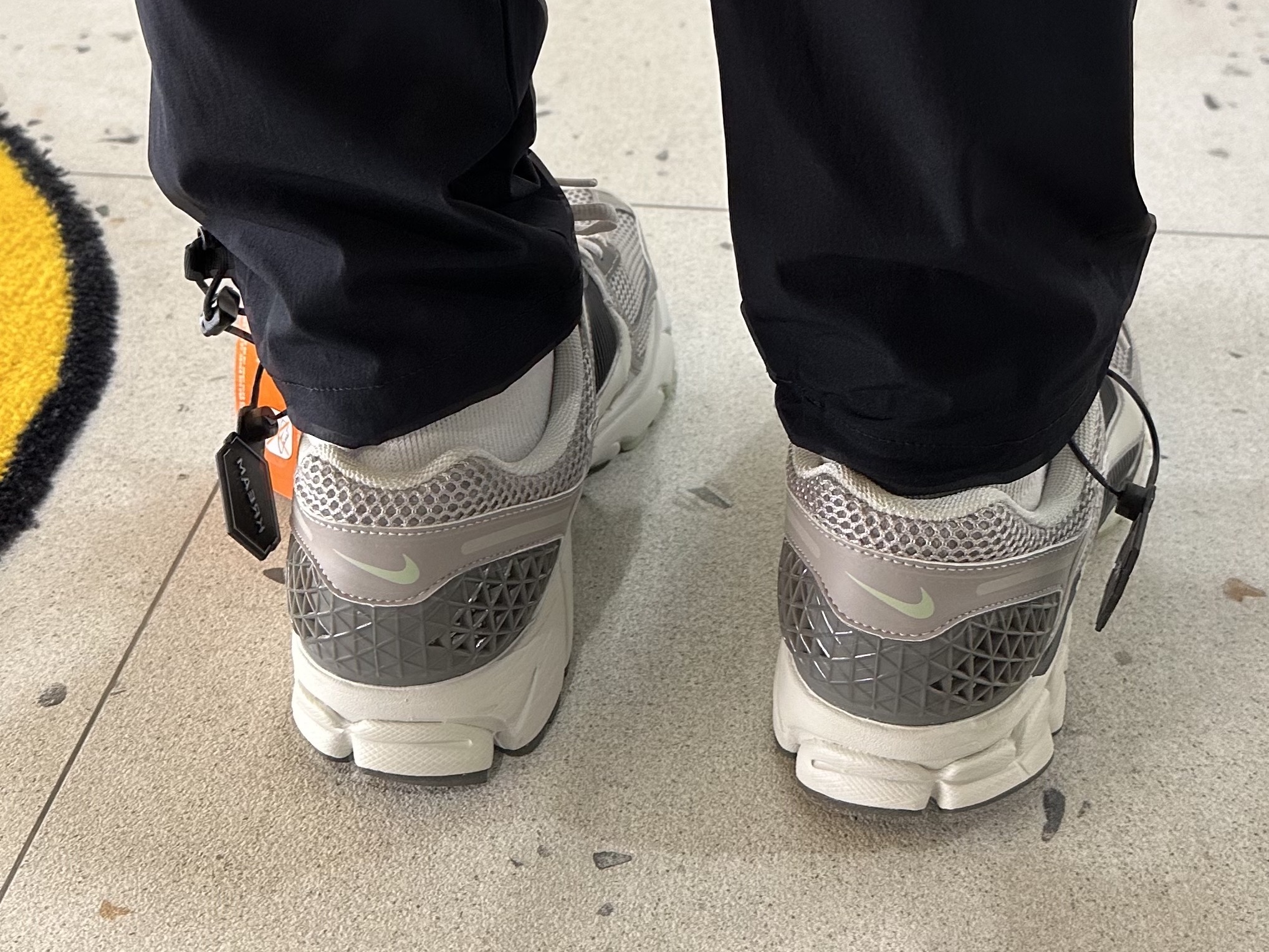 (W) Nike Zoom Vomero 5 Cobblestone and Flat Pewter 착용 스타일 - 2