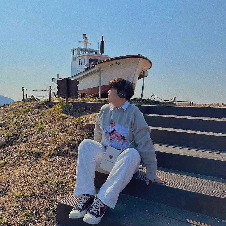 Converse x Play Comme des Garcons Chuck 70 Ox Black, Maison Kitsune x Laneige Crossbody Bag 착용 스타일 - 1
