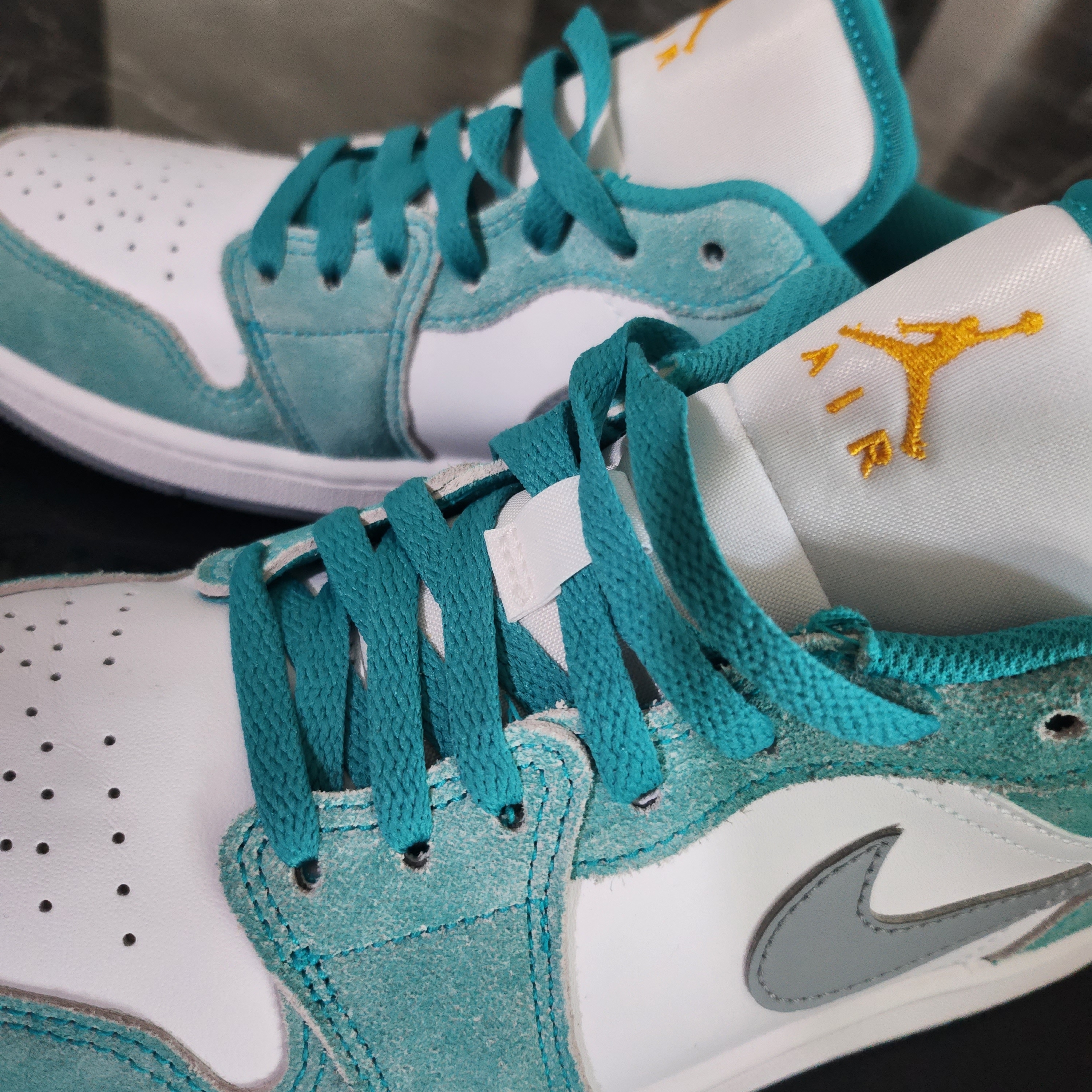 Jordan 1 Low SE New Emerald 착용 스타일 - 3