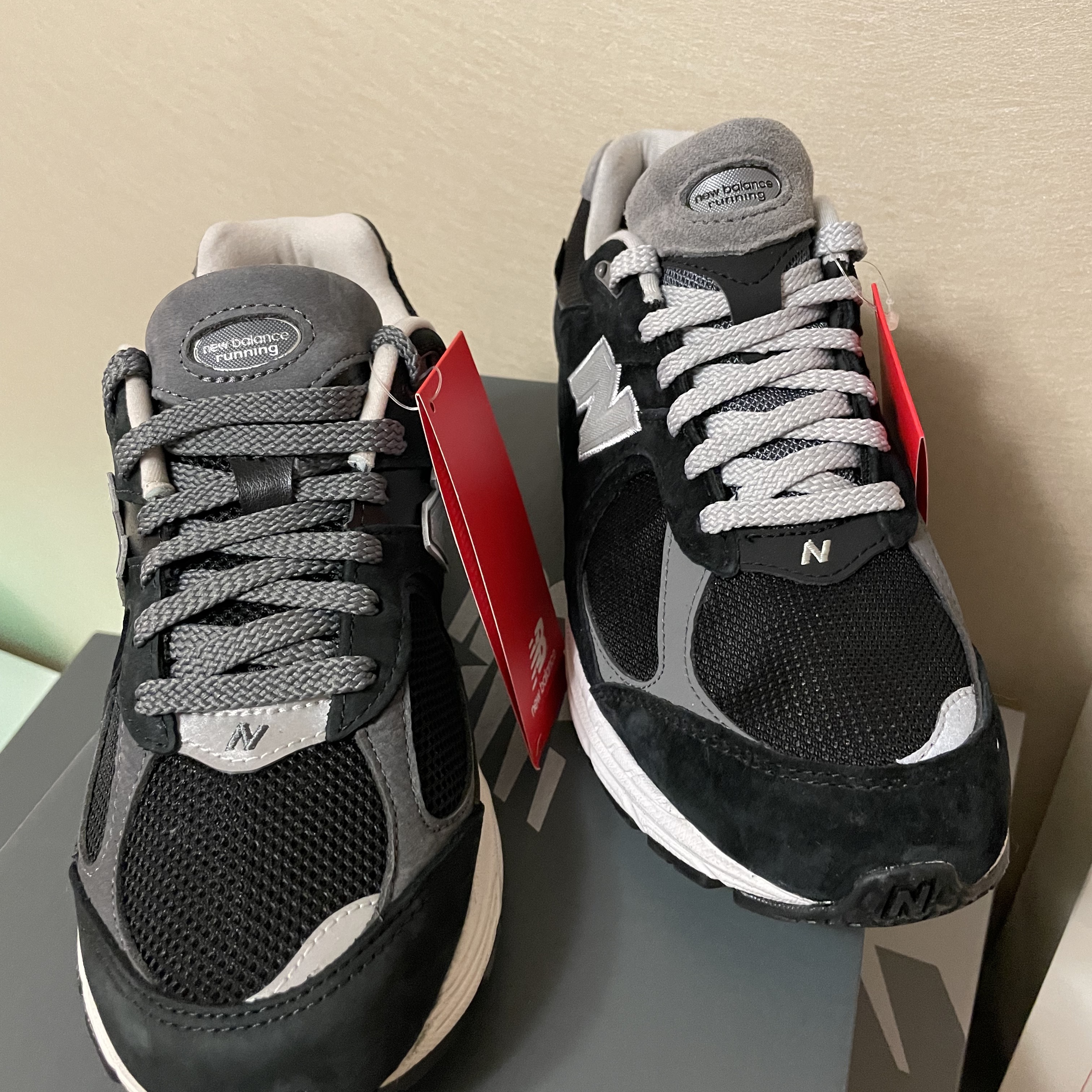New Balance 2002R Gore-Tex Black Silver Metalic, New Balance 2002R Premium Vintage Black 착용 스타일 - 4