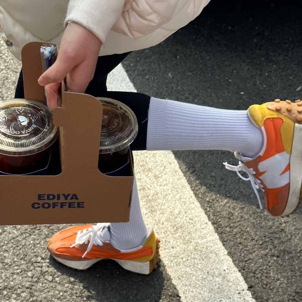 New Balance 327 Orange 착용 스타일
