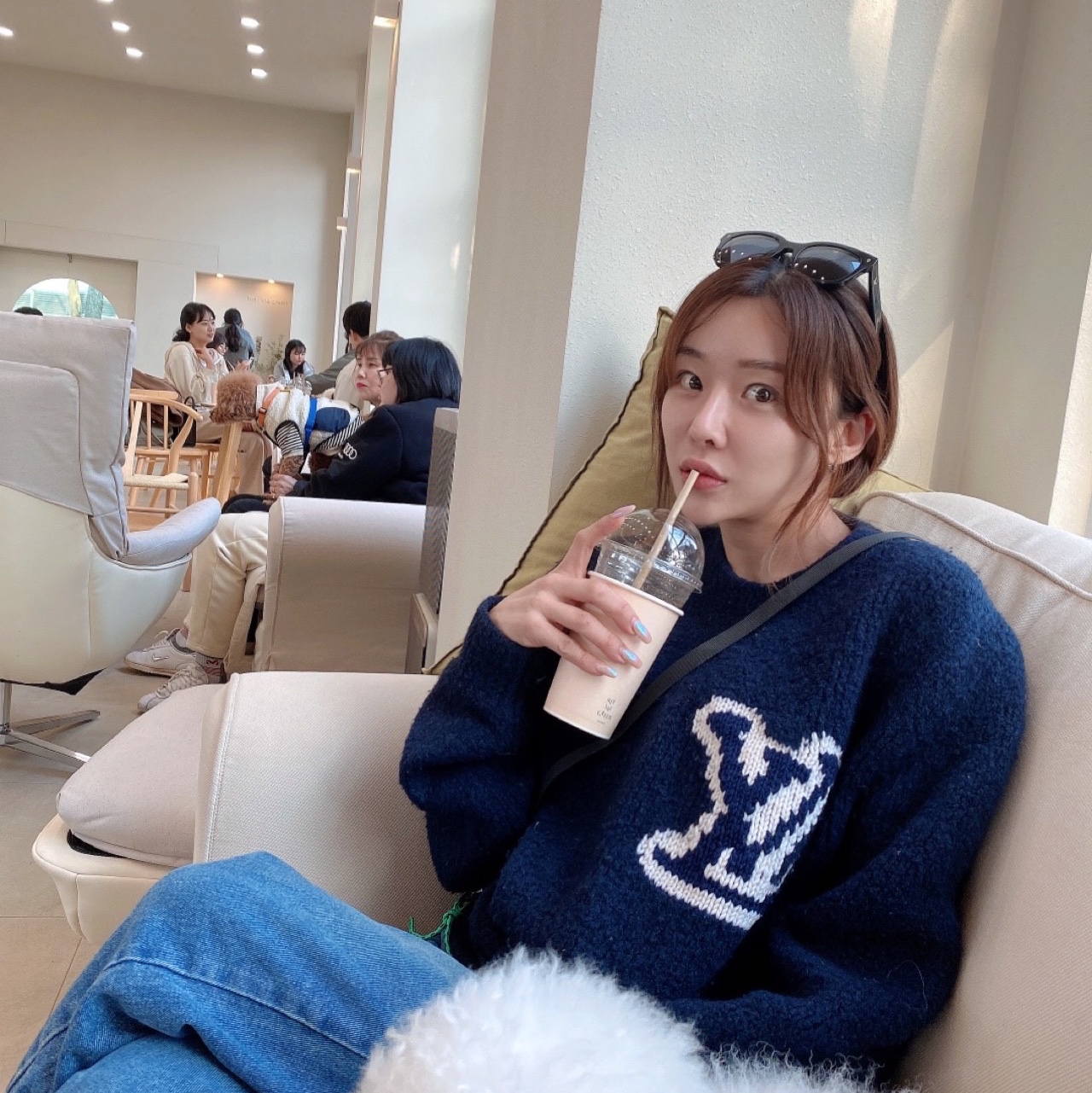 Louis Vuitton LV Intarsia Crewneck Knit Navy, (W) UGG Classic Mini Platform Boots Chestnut 착용 스타일 - 1
