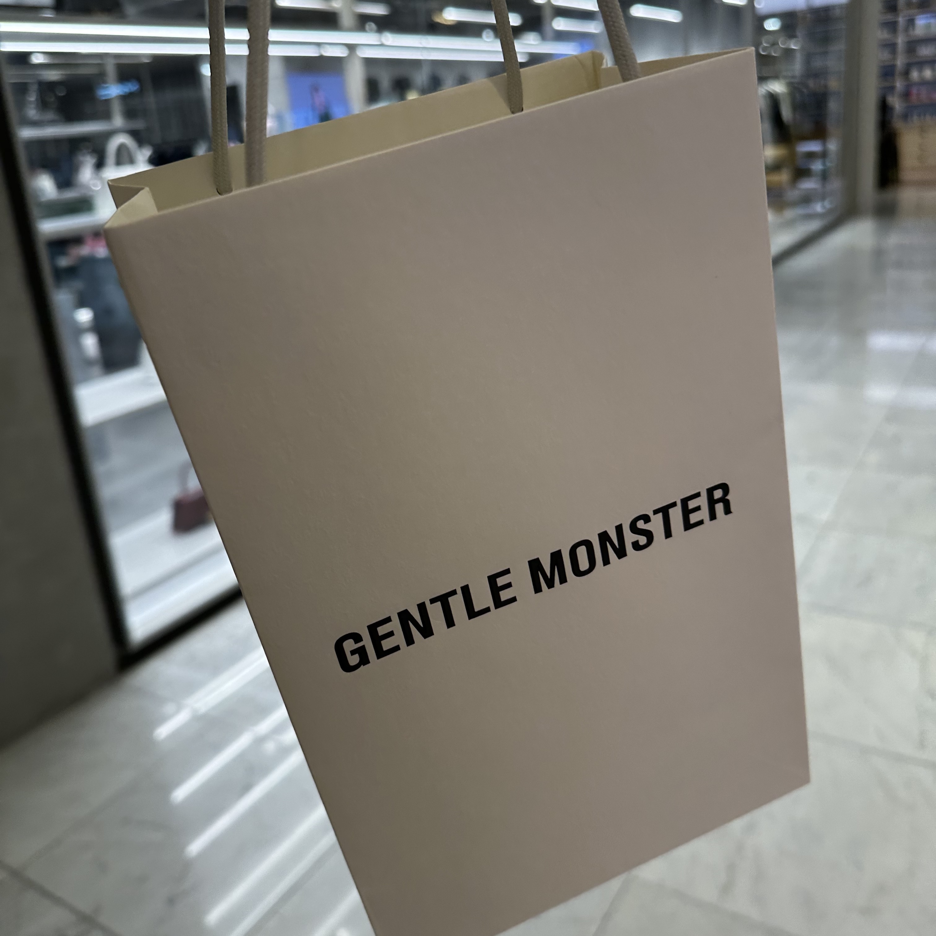 Gentle Monster x Maison Margiela MM005 Black Black 착용 스타일 - 1