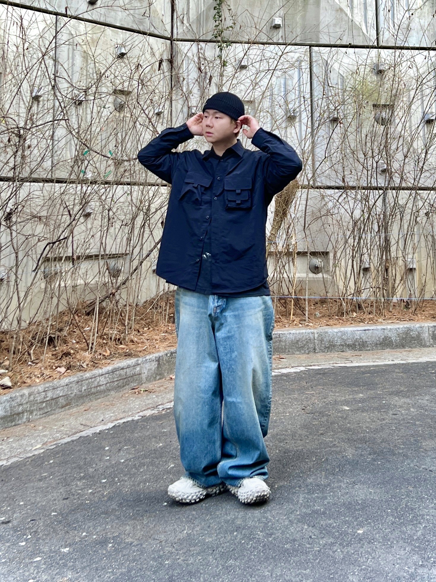 Balenciaga Large Baggy Jeans in Blue Coated Soft Denim, Balenciaga Defender Sneakers Beige 착용 스타일 - 2
