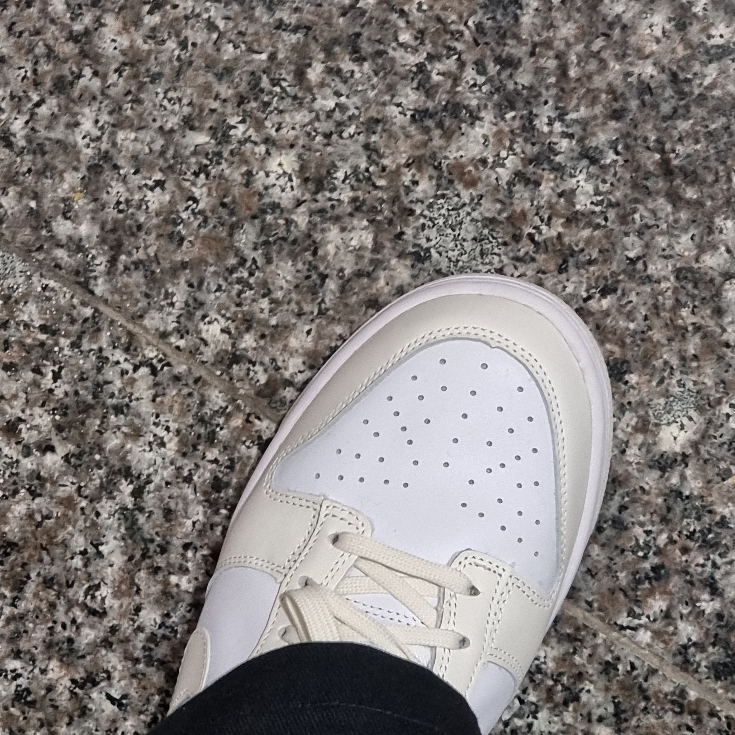 (W) Nike Dunk Low White and Sail 착용 스타일 - 1