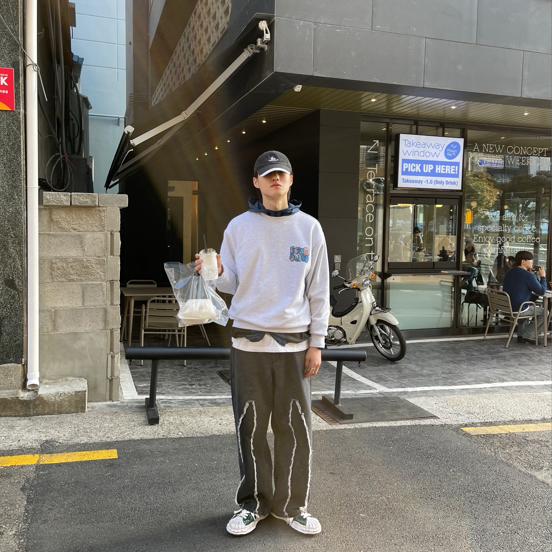 (W) Our Legacy Full Cut Slash Denim Black, Maison Mihara Yasuhiro Blakey OG Sole Brushed Patent Low-top Sneakers Green 착용 스타일 - 1